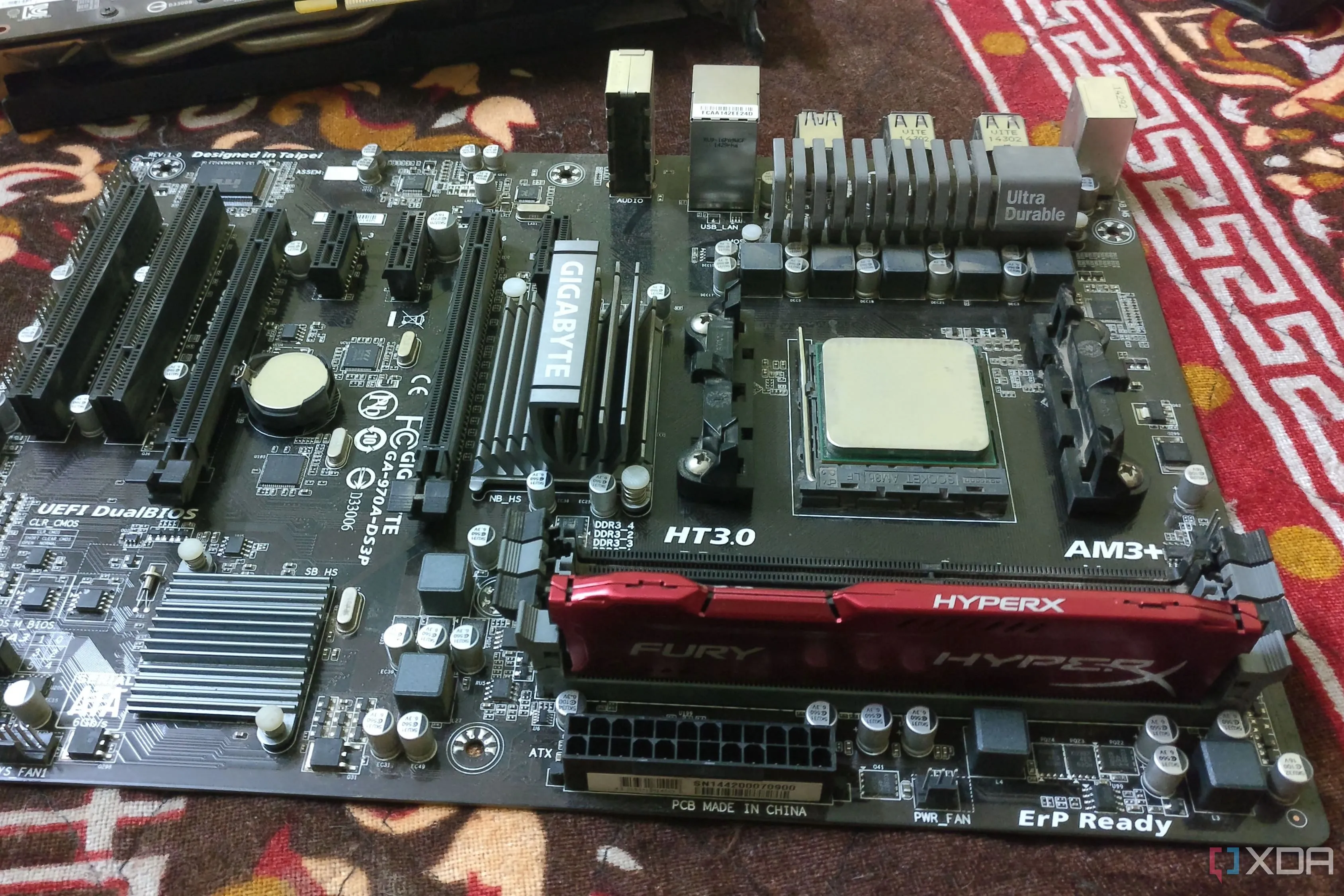 Bo mạch chủ Gigabyte AM3+ với CPU AMD FX-6300 và RAM HyperX, minh họa một cấu hình phổ biến nhưng có thể ẩn chứa rủi ro về chất lượng bo mạch chủ.