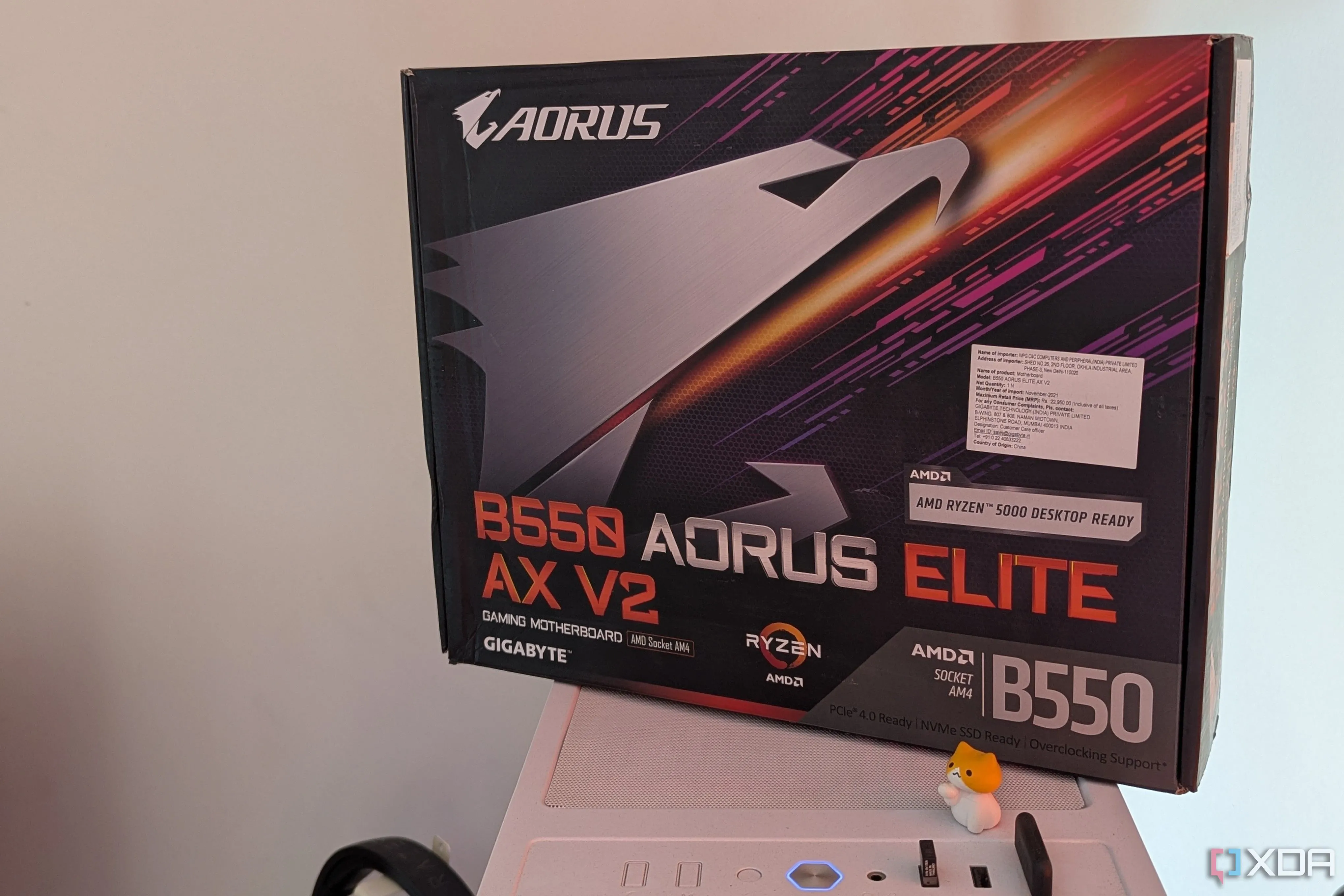Bo mạch chủ Gigabyte trên vỏ case PC màu trắng