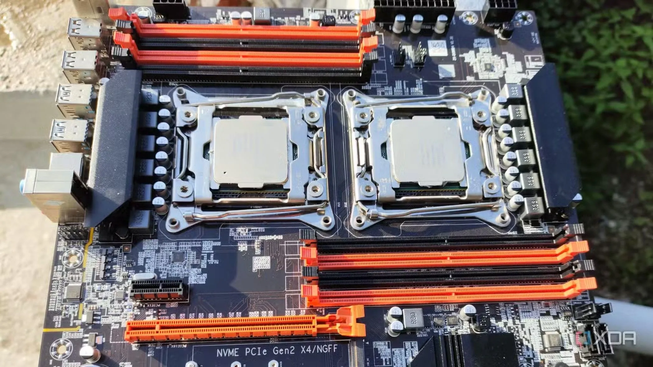 Bo mạch chủ máy chủ Intel Xeon với các khe cắm mở rộng
