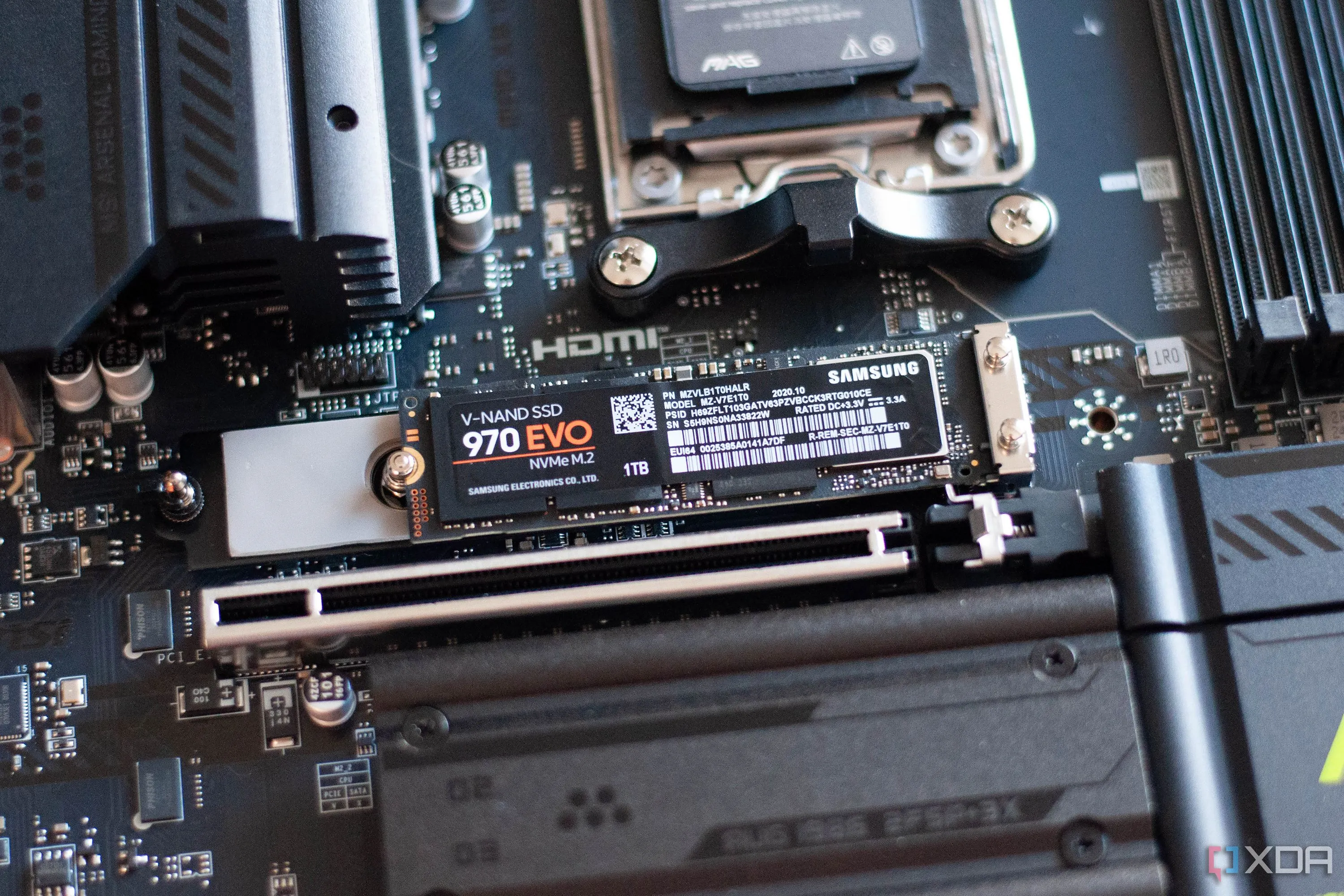 Bo mạch chủ MSI MAG X870E Tomahawk Wifi với khe cắm SSD M.2 tốc độ cao, minh họa sự phổ biến của SSD.