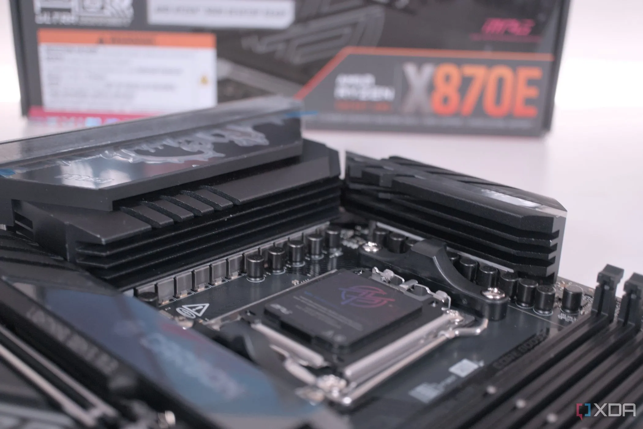 Bo mạch chủ MSI MPG X870E Carbon WiFi, thể hiện phân khúc mainboard DDR5 cao cấp