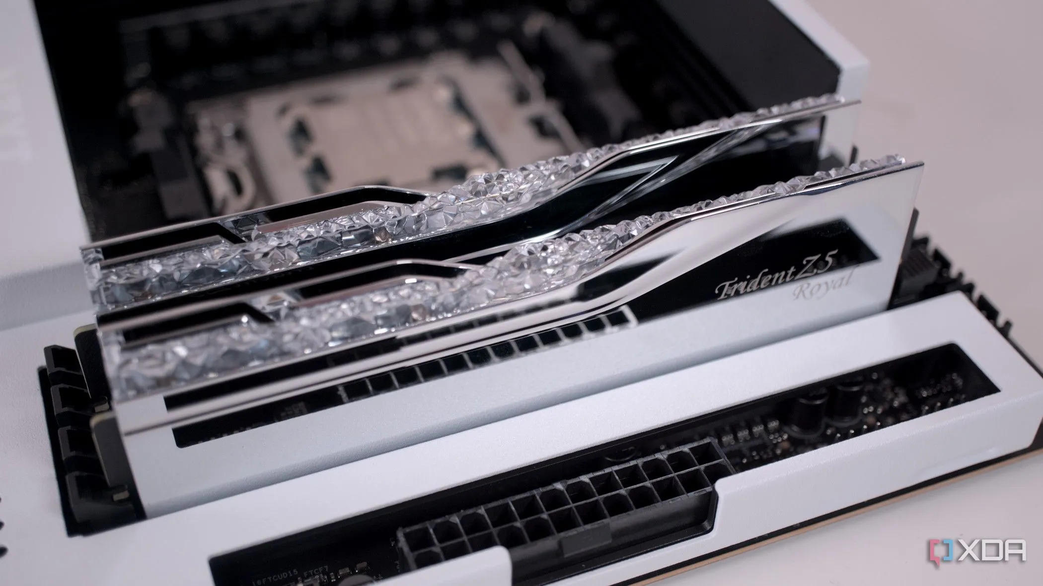 Bo mạch chủ NZXT N7 B650E với RAM DDR5 đã được lắp đặt sẵn, minh họa vị trí cắm RAM trên hệ thống máy tính.