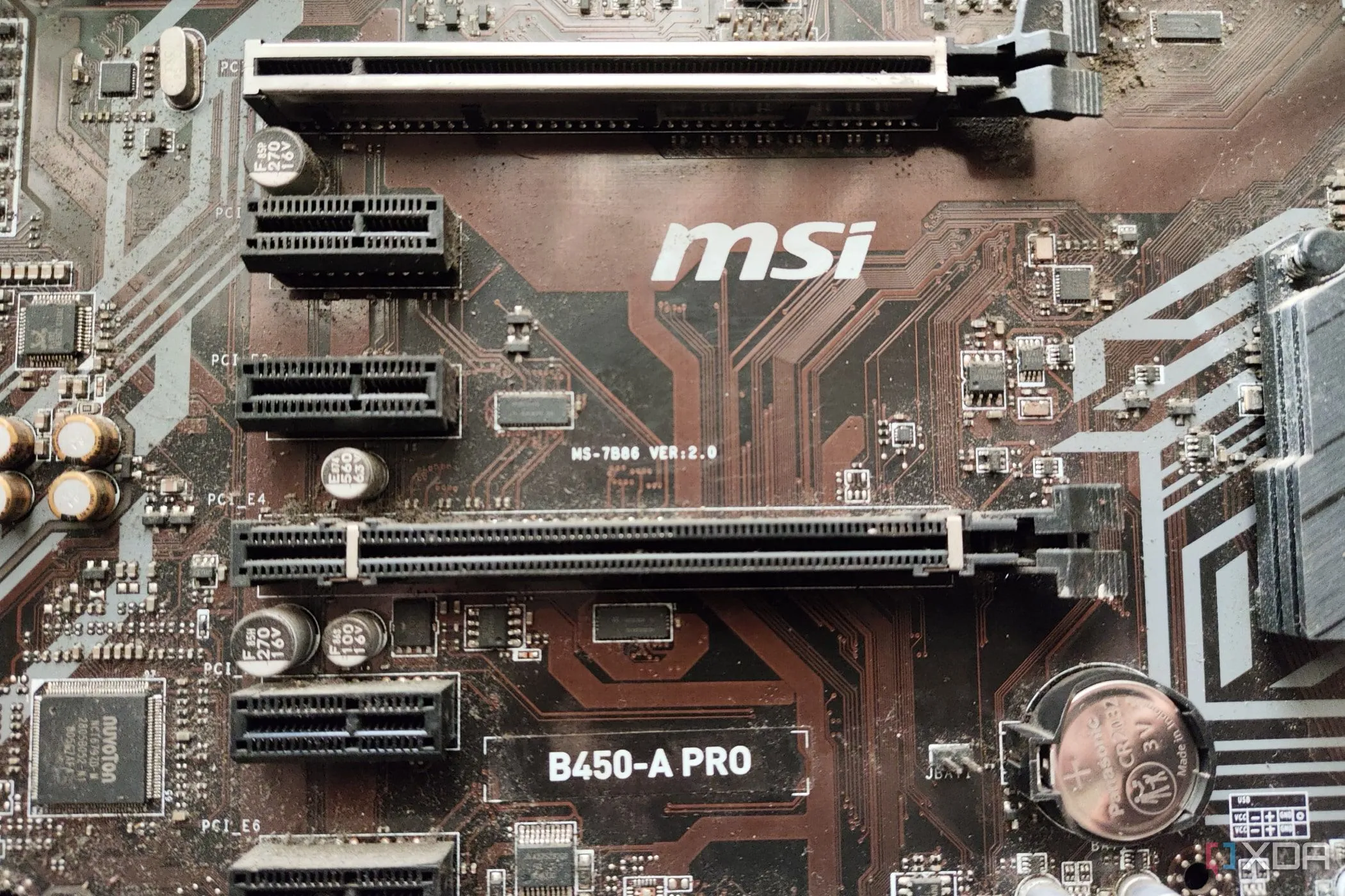 Bo mạch chủ với các khe cắm PCIe được đánh dấu, minh họa vị trí cổng kết nối phần cứng