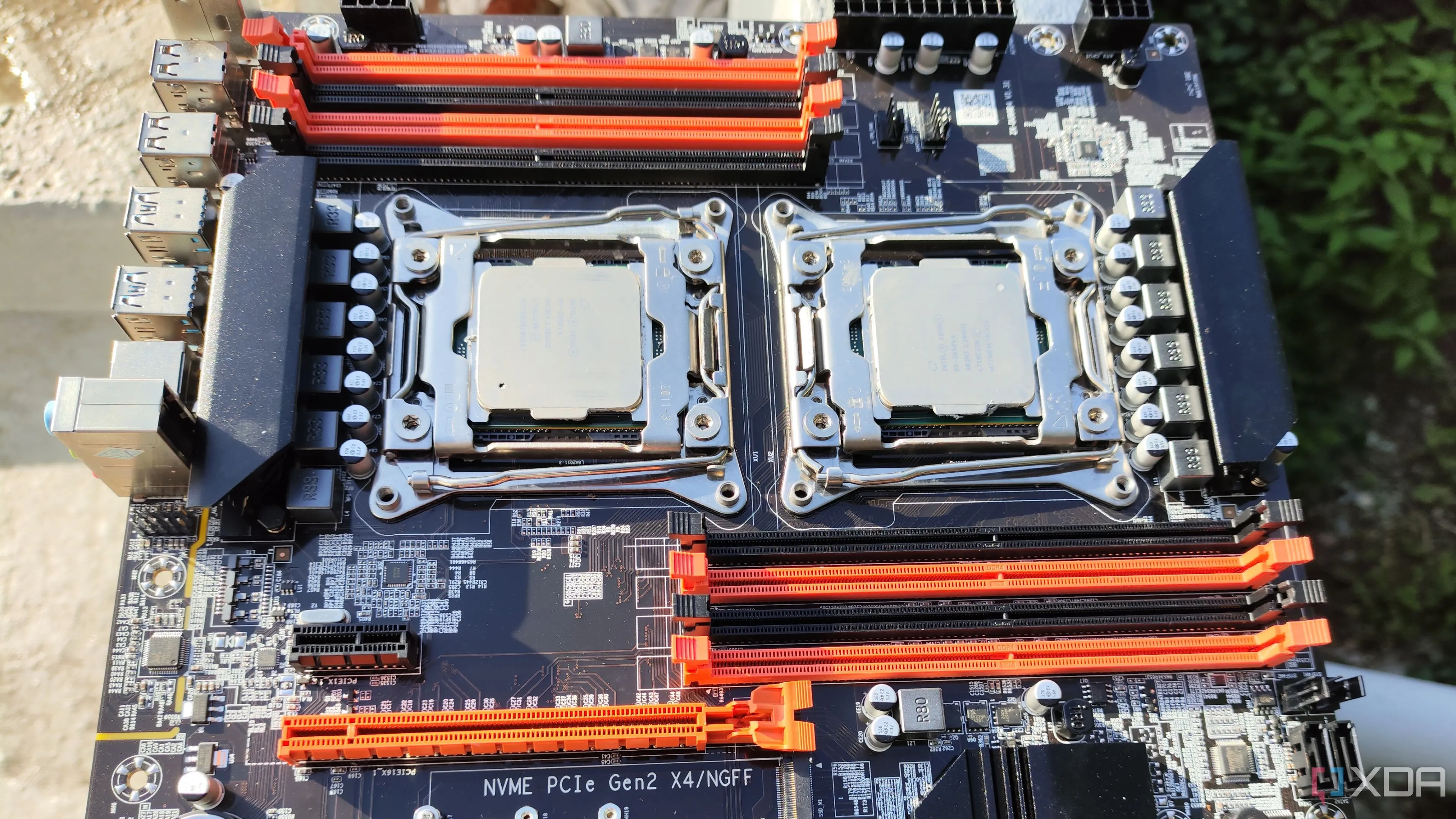 Bo mạch chủ X99 với hai bộ xử lý Xeon và tám khe RAM, minh họa phần cứng máy chủ