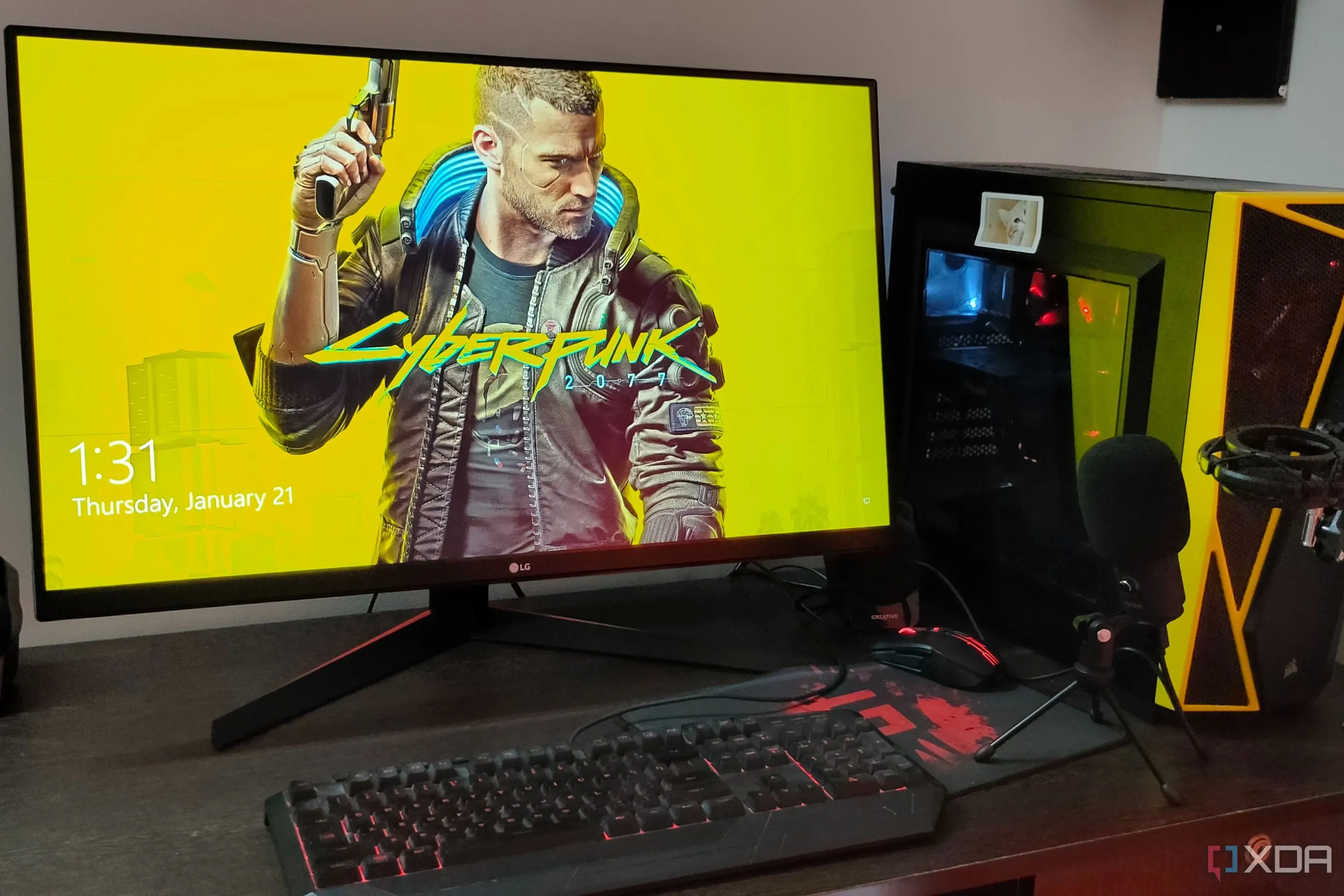 Bộ máy tính chơi game với hình nền Cyberpunk 2077, thể hiện không gian giải trí công nghệ cao