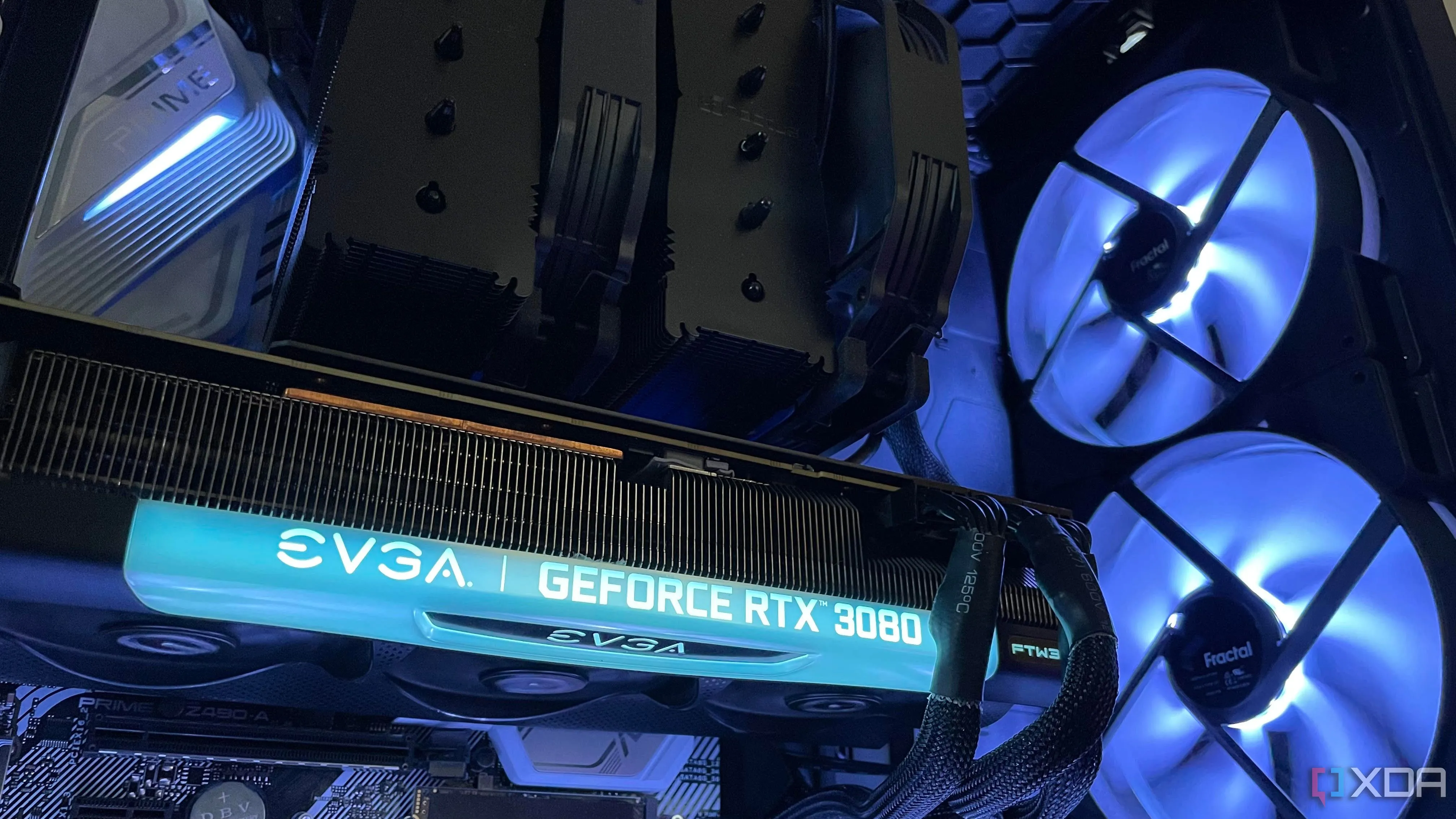Bộ máy tính hoàn chỉnh bên trong với tản khí đen, card đồ họa EVGA 3080 và quạt RGB hút khí lớn.