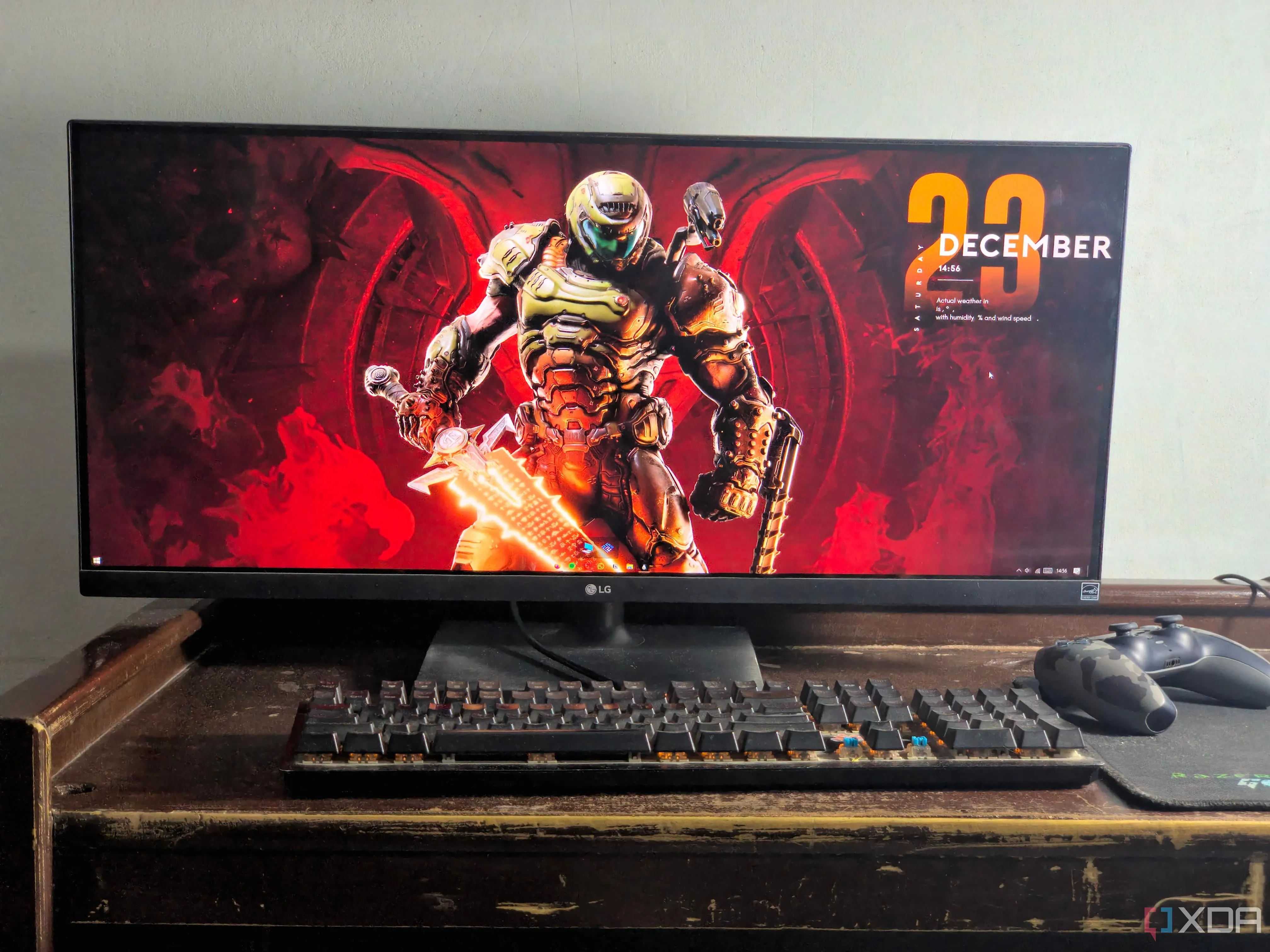 bộ máy tính với màn hình ultrawide hiển thị hình nền doom eternal và nhiều cửa sổ ứng dụng