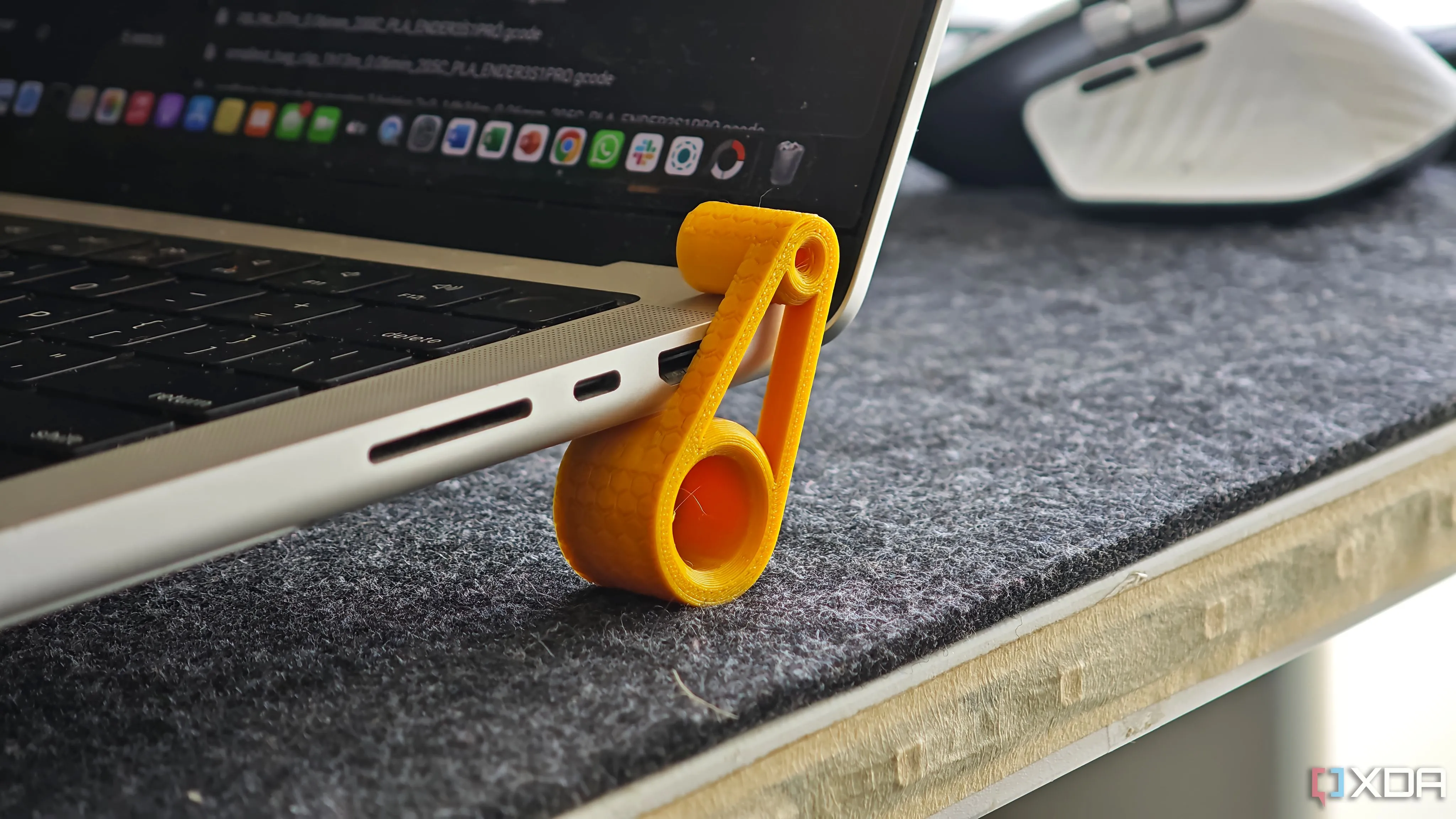 Bộ nâng công thái học cho laptop được in 3D giúp cải thiện tư thế gõ phím