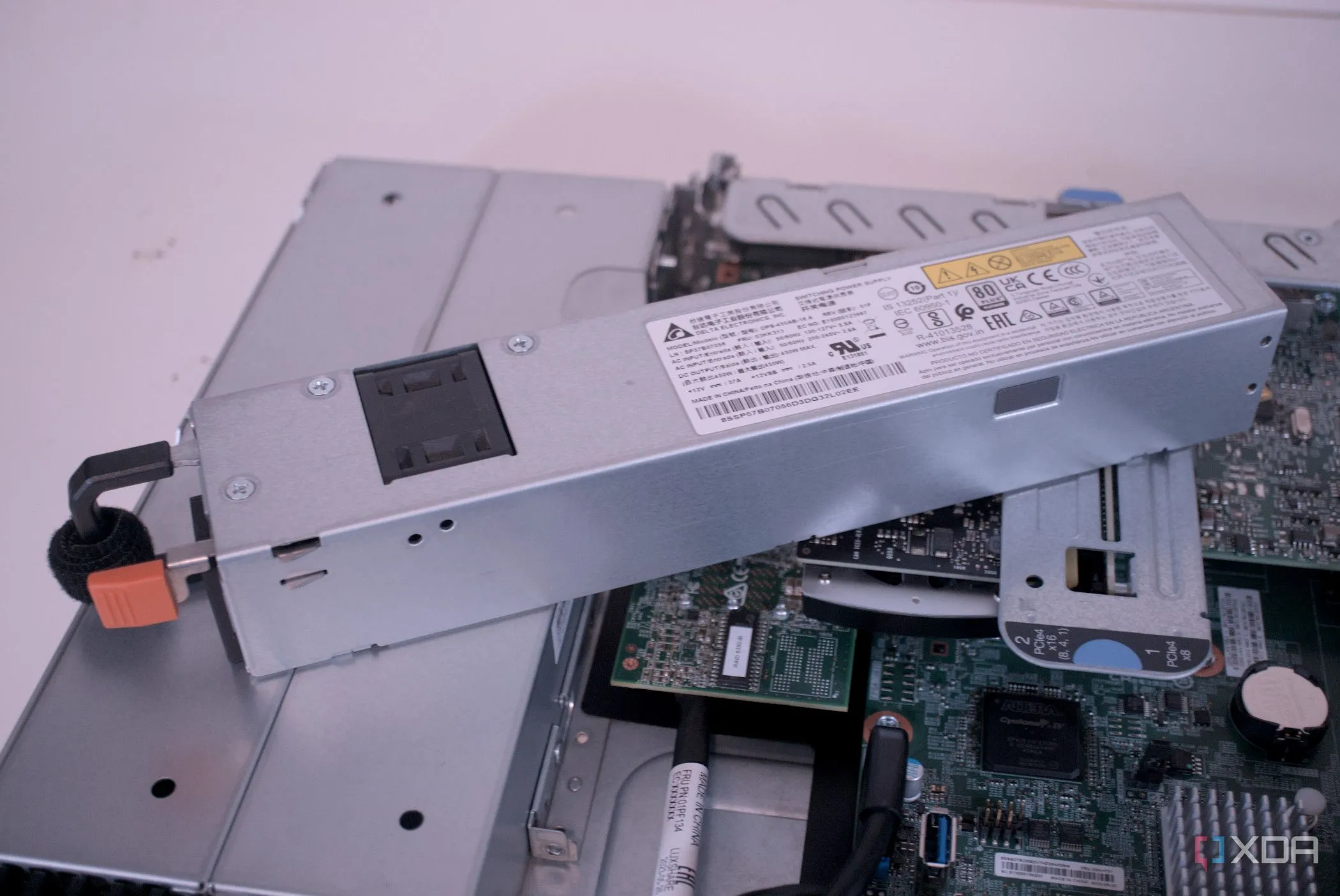 Bộ nguồn bên trong máy chủ Lenovo ThinkServer SR250 V2, minh họa tầm quan trọng của nguồn điện ổn định