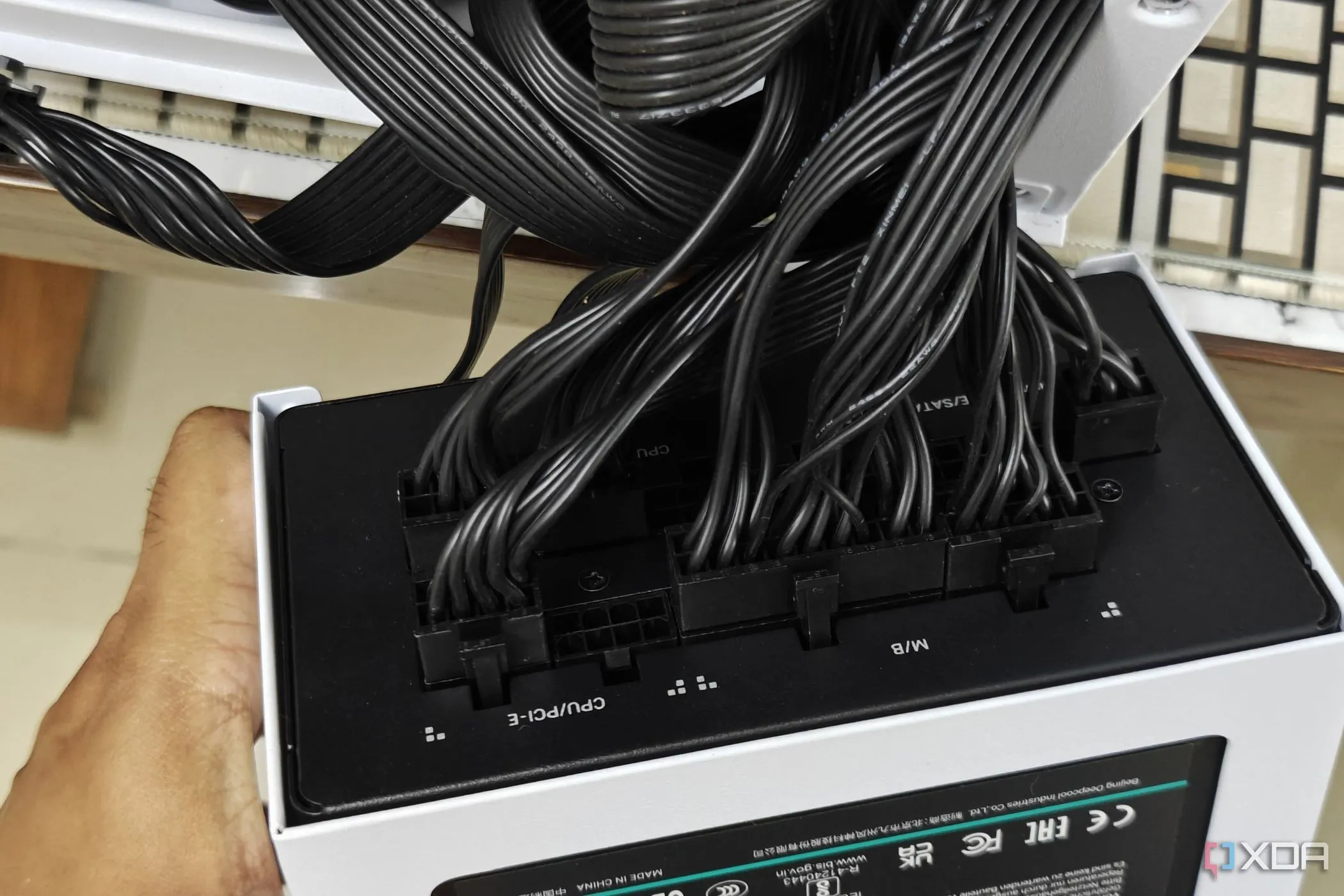 Bộ nguồn PC với nhiều cáp điện được kết nối, minh họa tầm quan trọng của PSU chất lượng cao trong máy tính.