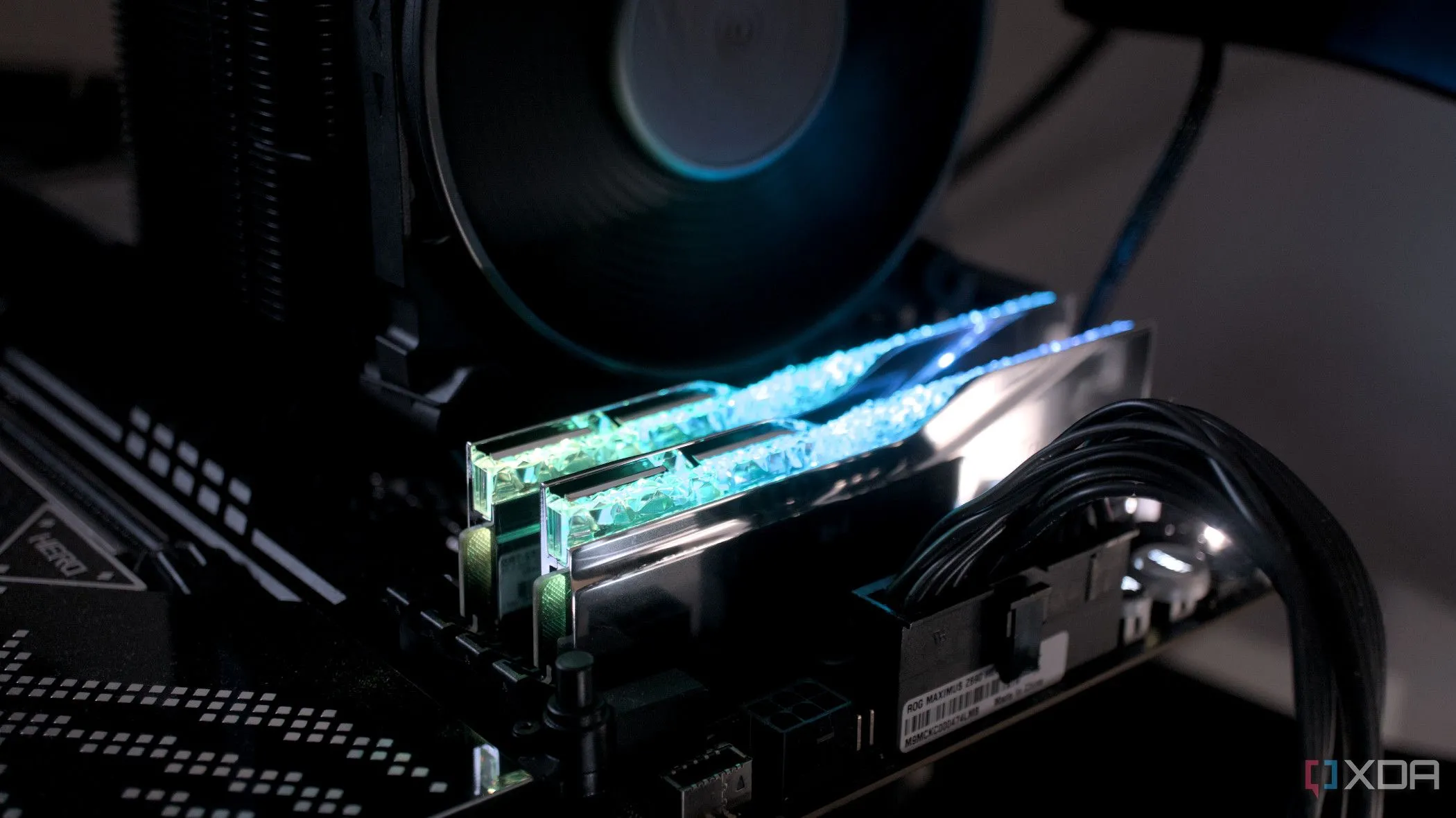 Bộ nhớ RAM G.Skill Trident Z5 Royal DDR5-7200 với hiệu ứng RGB đã được lắp đặt