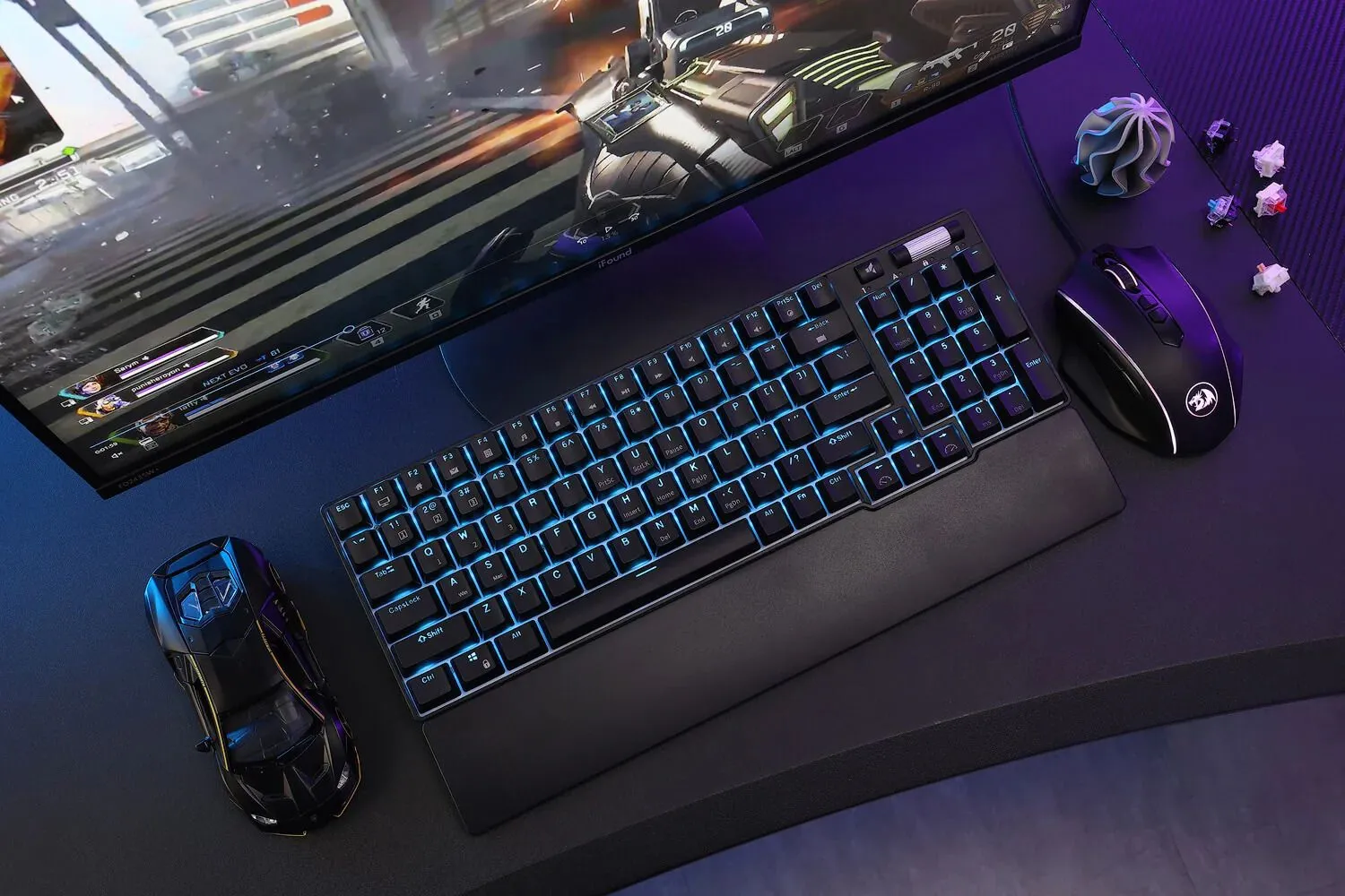 Bộ setup gaming với bàn phím cơ Royal Kludge RK96 và kê tay cá nhân hóa