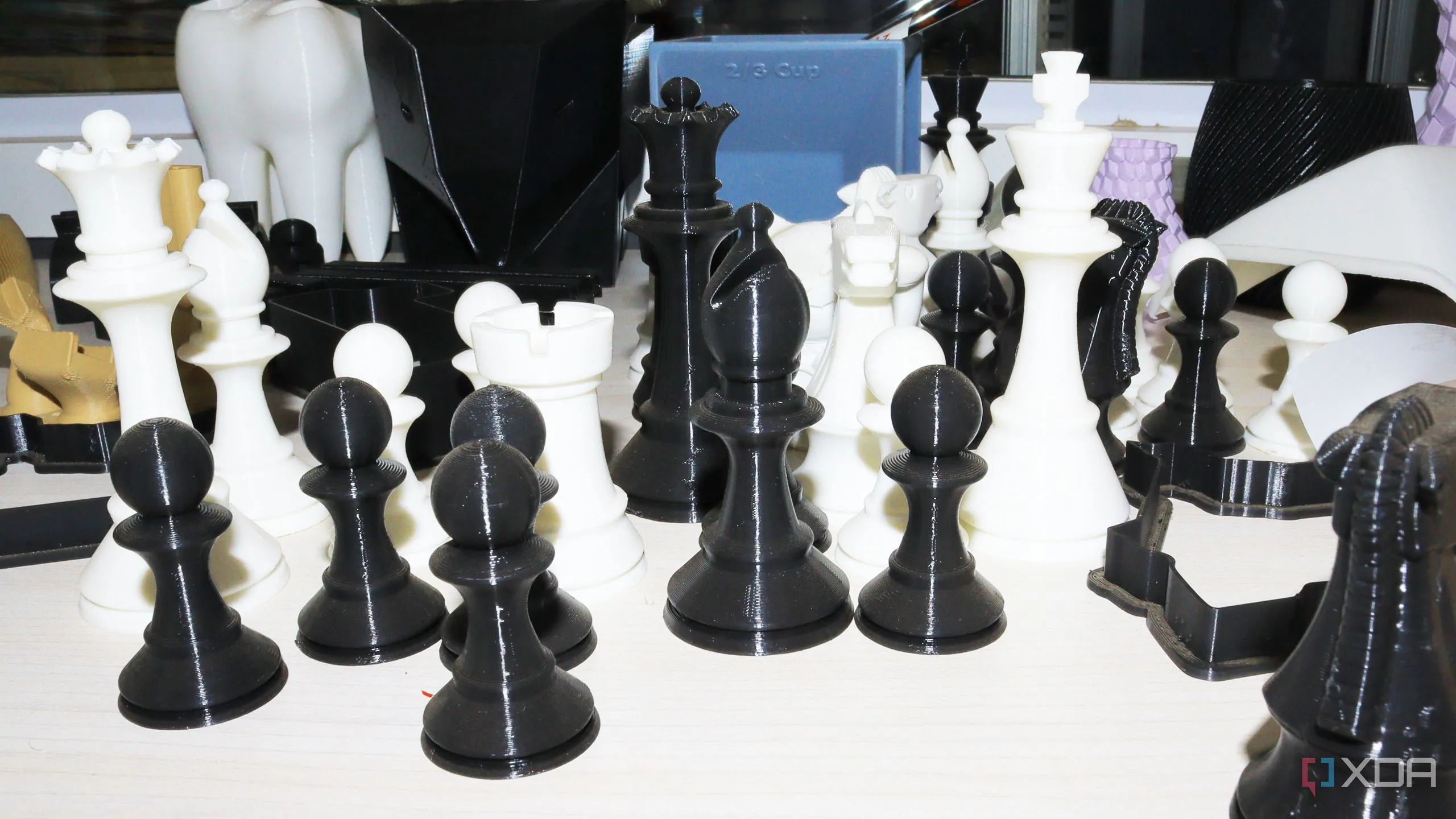Bộ sưu tập các mô hình in 3D đẹp mắt được trưng bày trên bàn làm việc