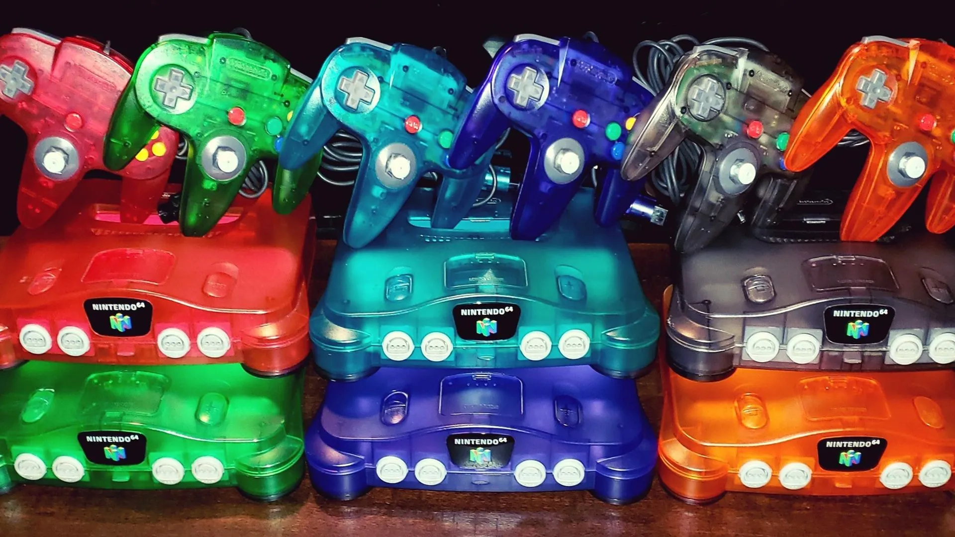 Bộ sưu tập các phiên bản console Nintendo 64 với màu sắc và vỏ trong suốt đa dạng