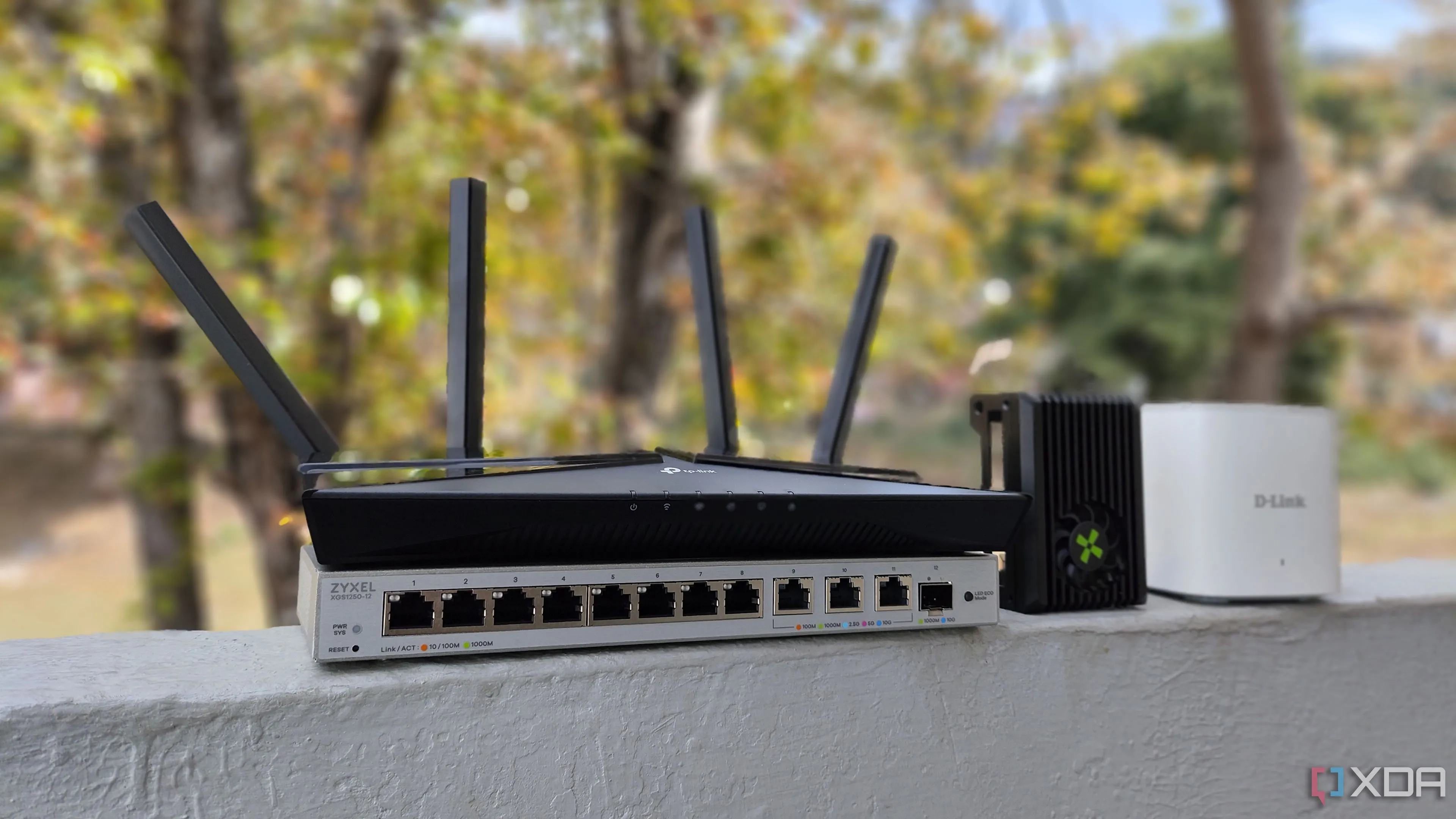 Bộ sưu tập thiết bị mạng gia đình bao gồm router TP-Link, Radxa X4 SBC, router mesh D-Link và switch Zyxel