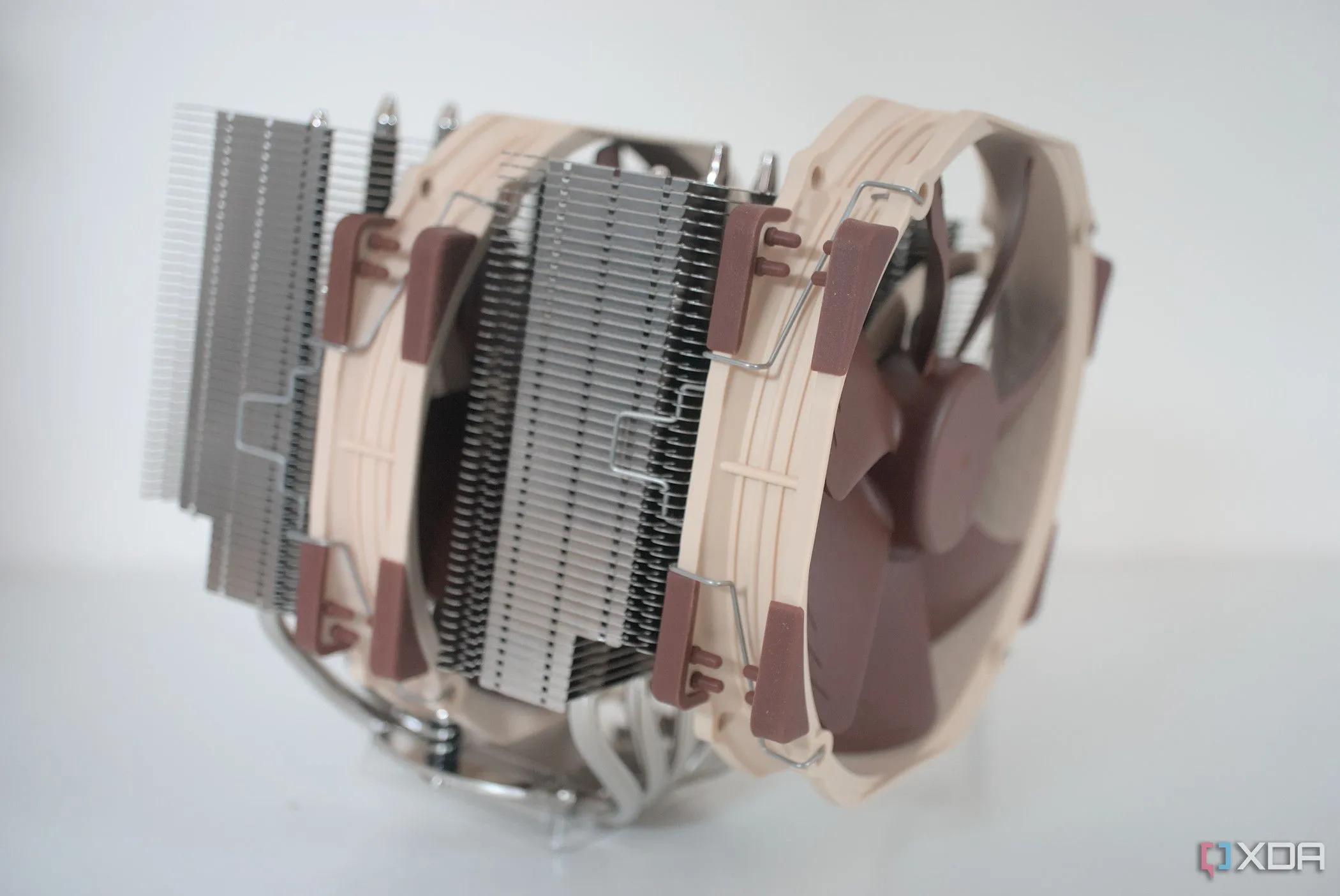 Bộ tản nhiệt khí Noctua NH-D15 nhìn từ cạnh bên
