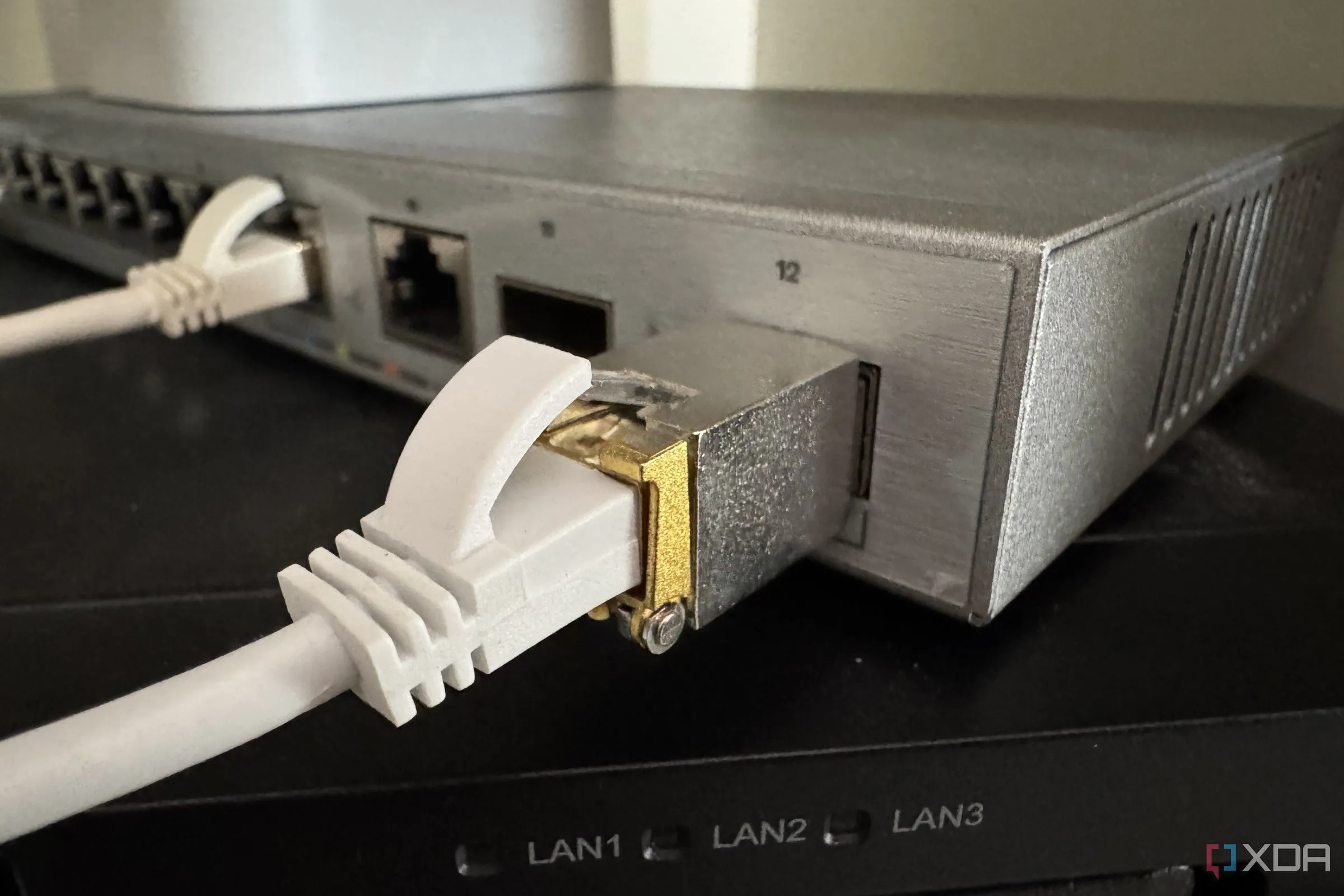 Bộ thu phát SFP+ cắm vào cổng switch mạng, minh họa việc thiết lập và mở rộng hệ thống.