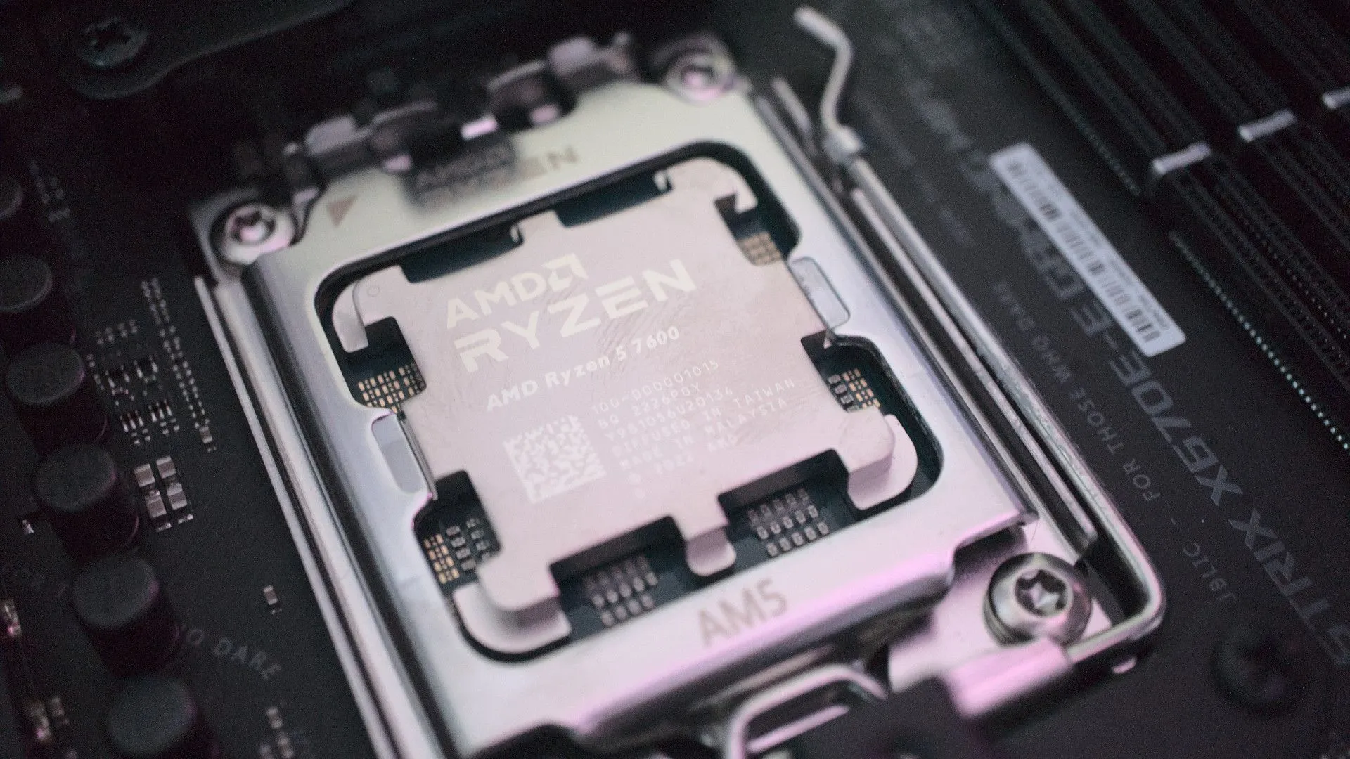 Bộ vi xử lý AMD Ryzen 5 7600 được lắp đặt trên bo mạch chủ