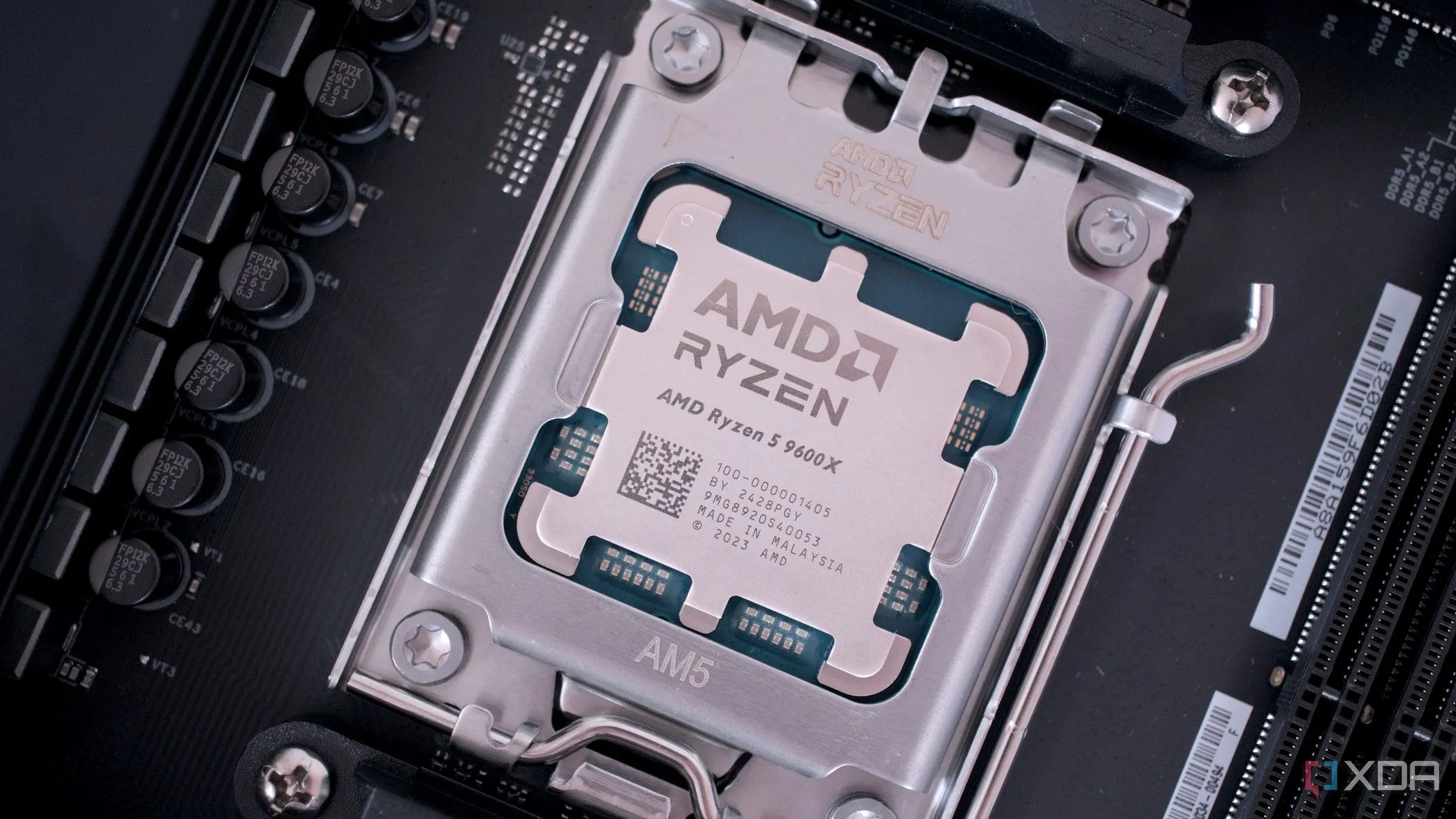 Bộ vi xử lý AMD Ryzen 5 9600X được cài đặt trên bo mạch chủ, đại diện cho dòng CPU tầm trung của AMD.