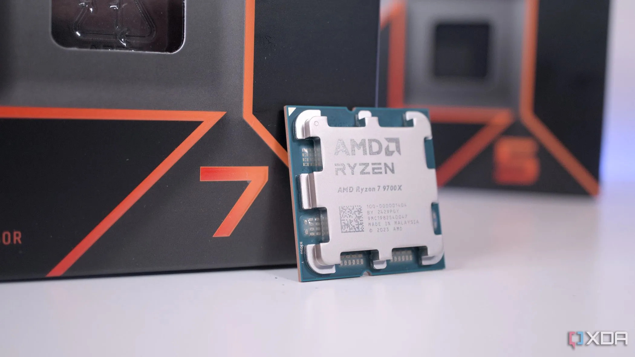 Bộ vi xử lý AMD Ryzen 7 9700X, tượng trưng cho vai trò quan trọng của CPU trong hiệu suất chơi game.