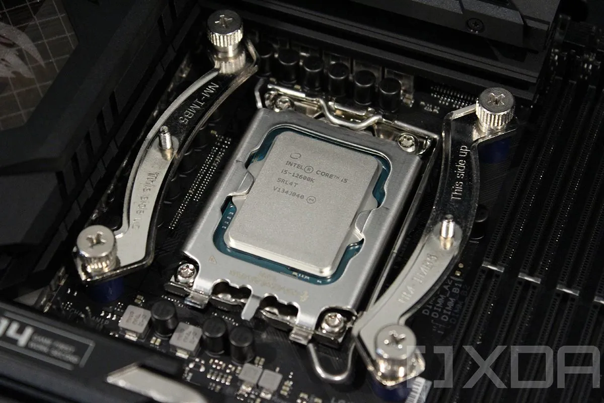 Bộ vi xử lý Intel Core i5-12600K được gắn trên socket LGA 1700, minh họa cho linh kiện máy tính