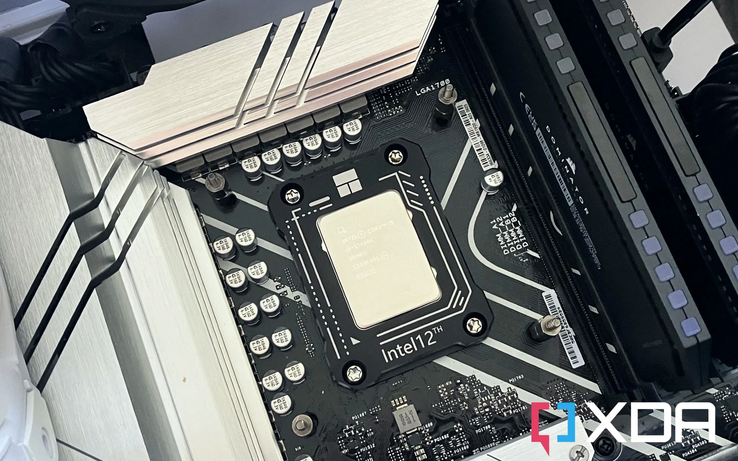 Bộ vi xử lý Intel Core i5-13600K trên socket, minh họa cho linh kiện có cơ chế bảo vệ khi ép xung