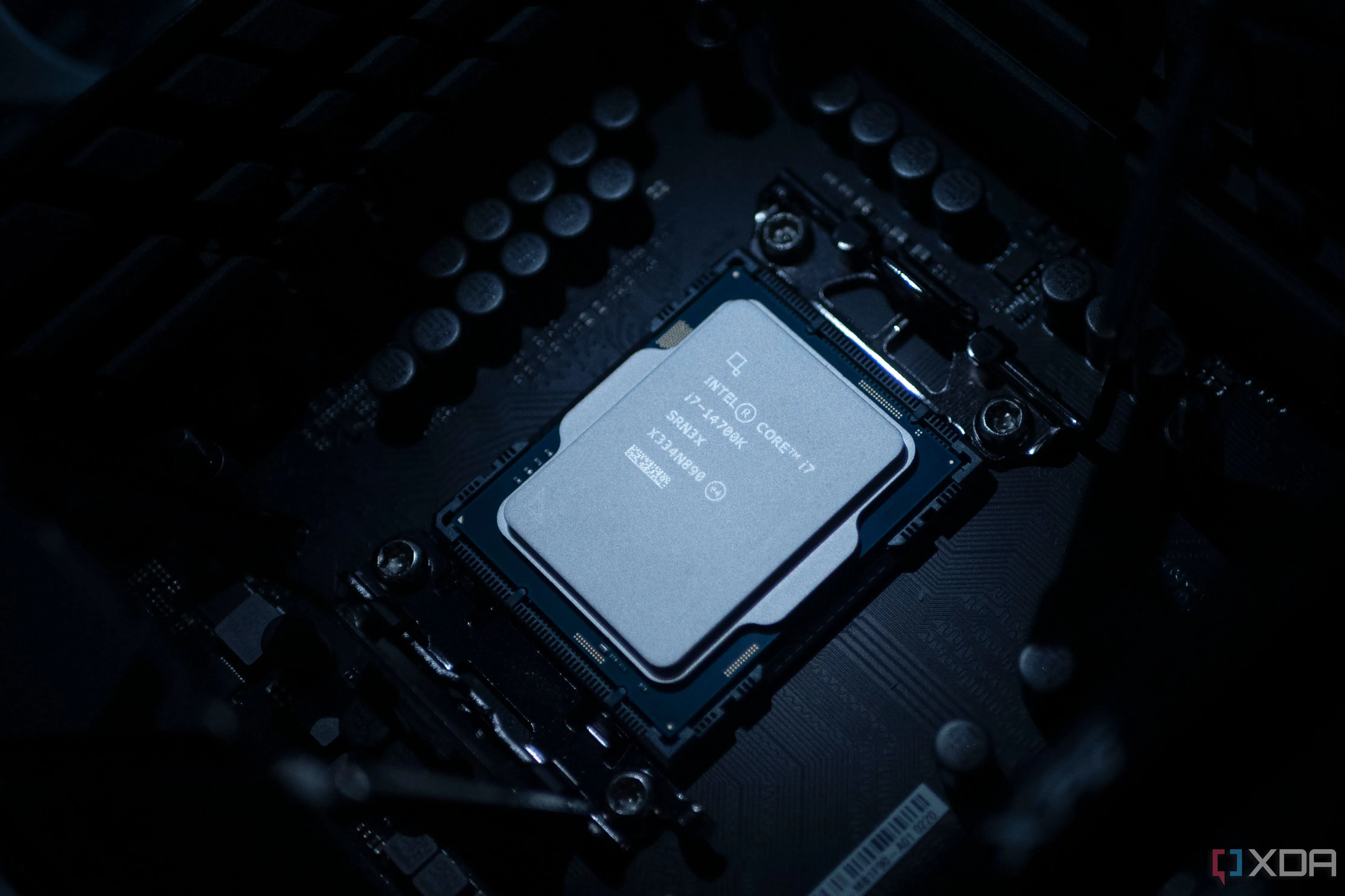 Bộ vi xử lý Intel Core i7-14700K lắp trên bo mạch chủ, đại diện cho CPU dòng Core