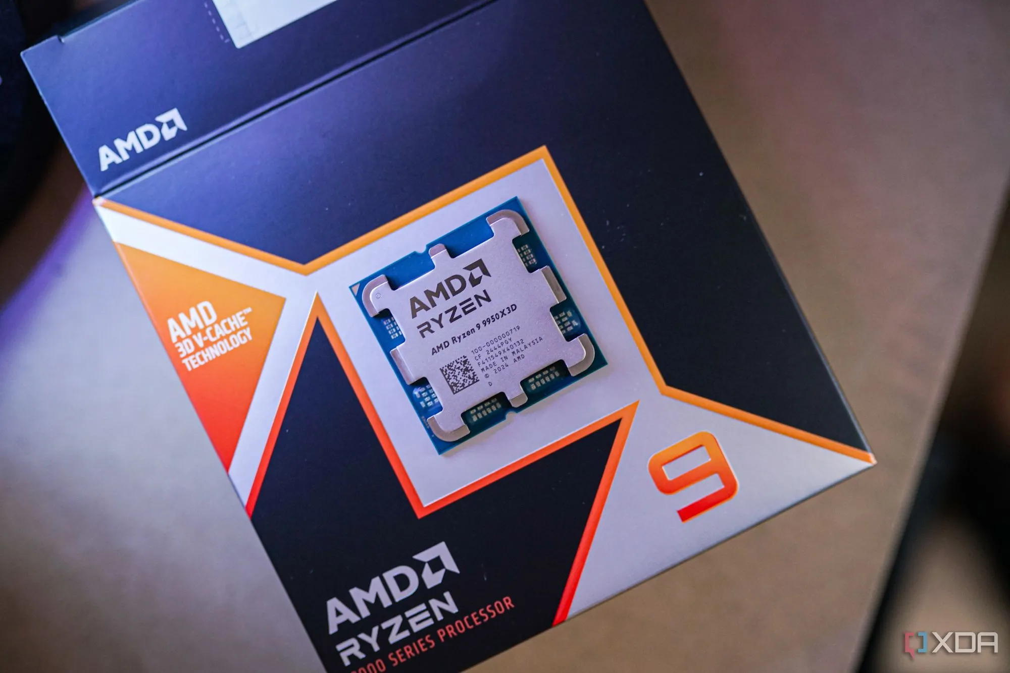 Bộ xử lý AMD Ryzen 9 9950X3D nằm trên hộp sản phẩm