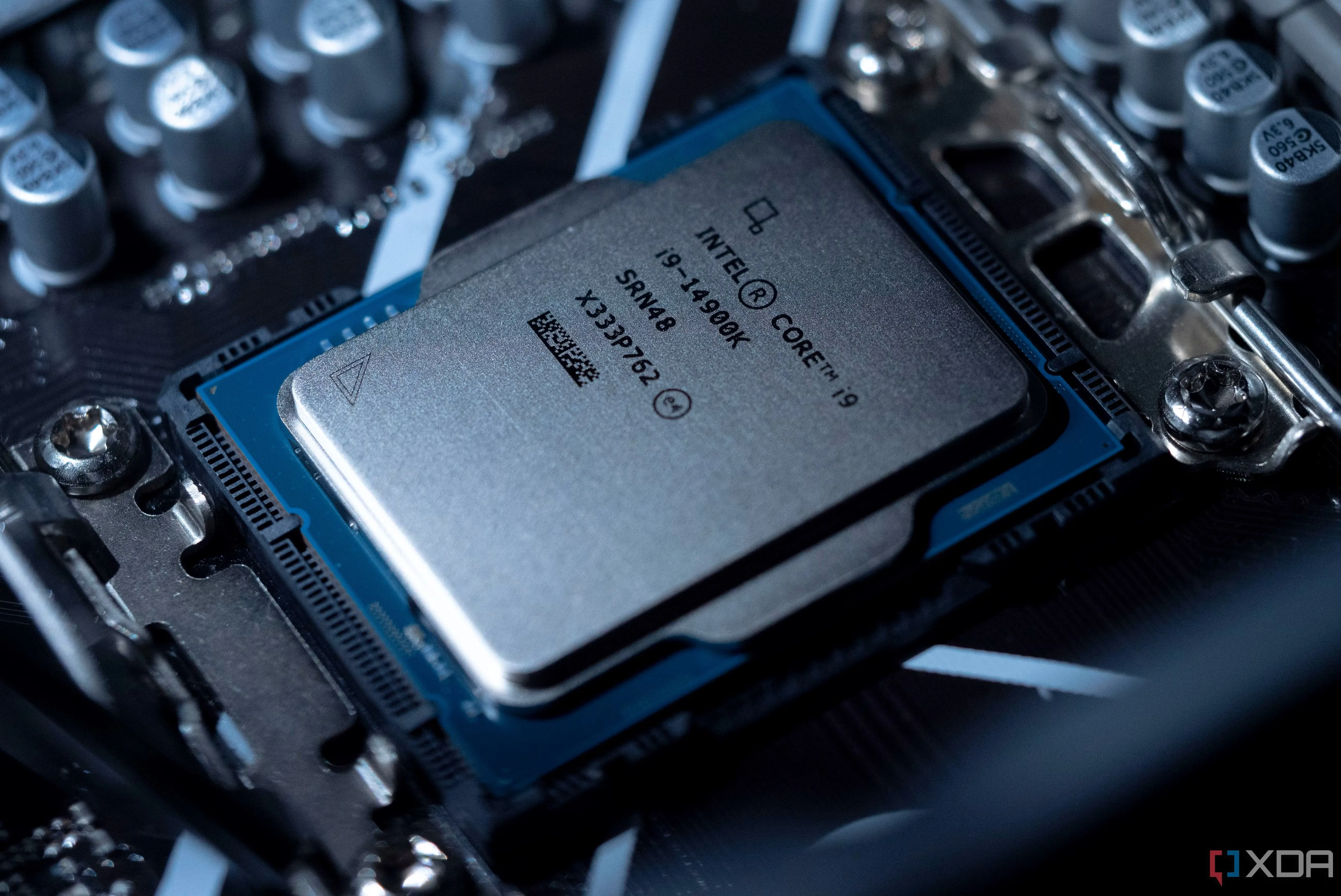 Bộ xử lý Intel Core i9 14900K đặt trên socket bo mạch chủ