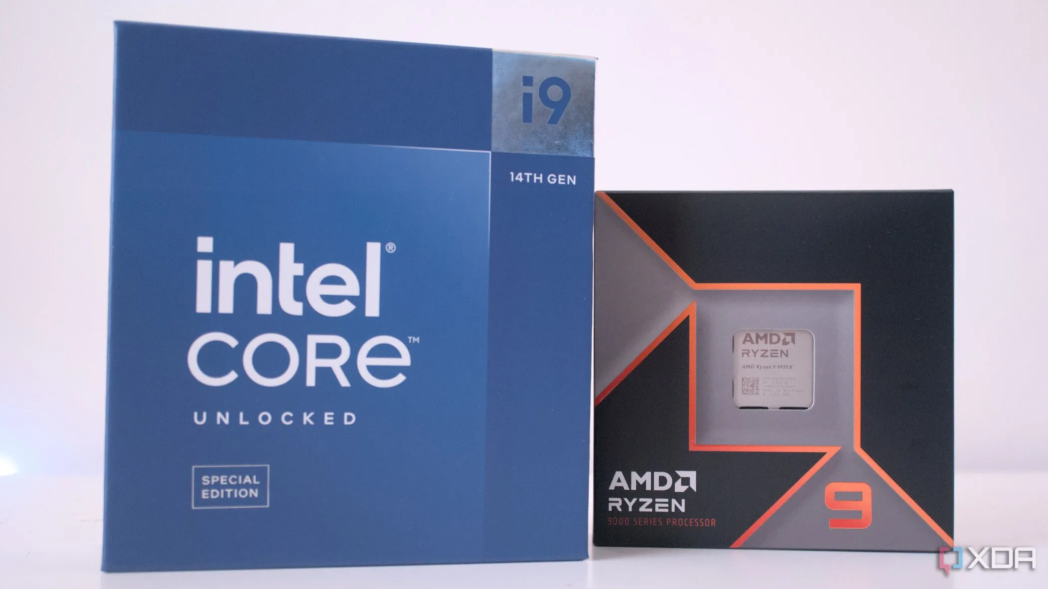 Bộ xử lý Intel Core i9-14900K và AMD Ryzen 9 trong hộp