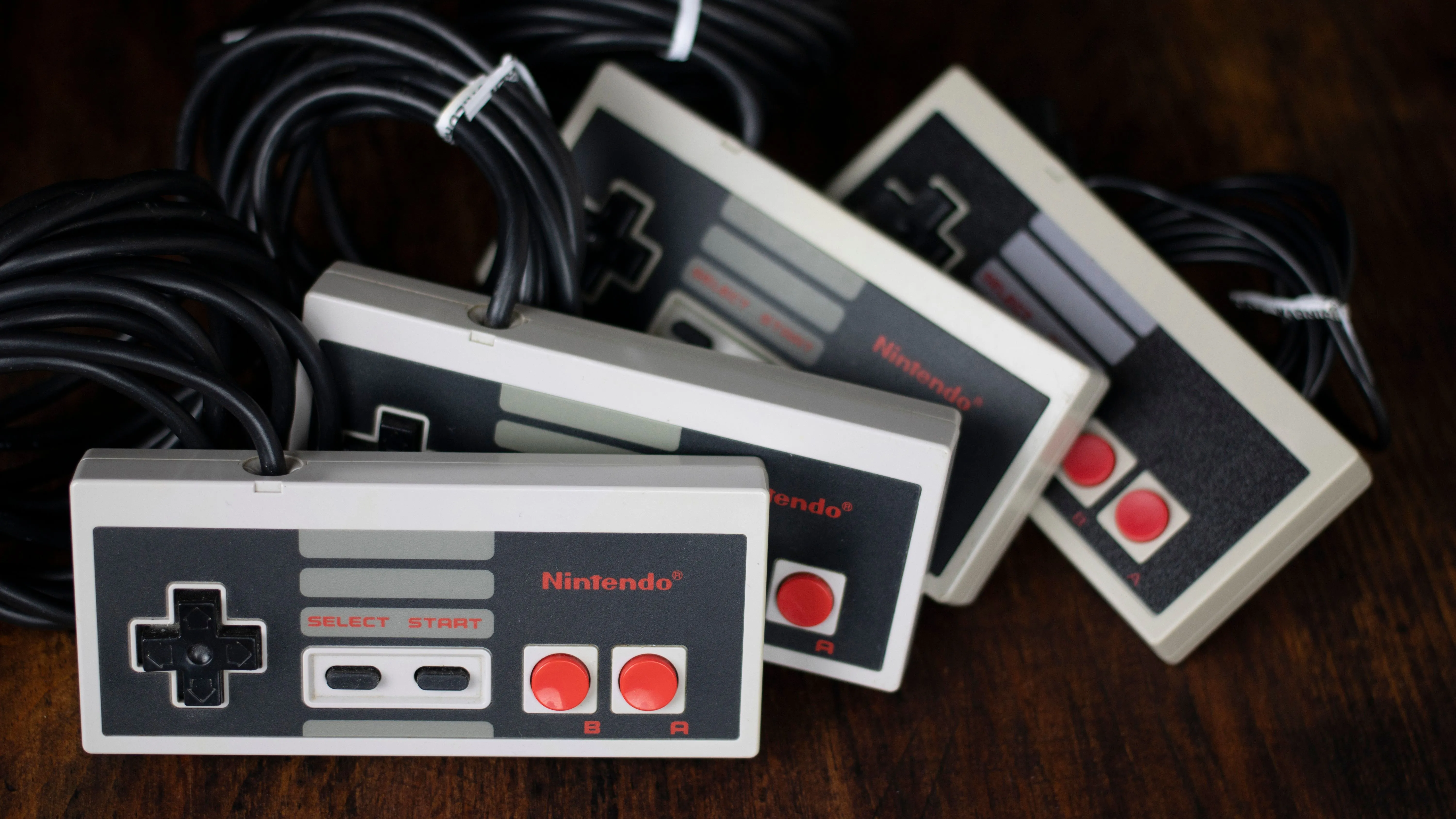 Bốn tay cầm NES cổ điển, biểu tượng của kỷ nguyên game thập niên 80