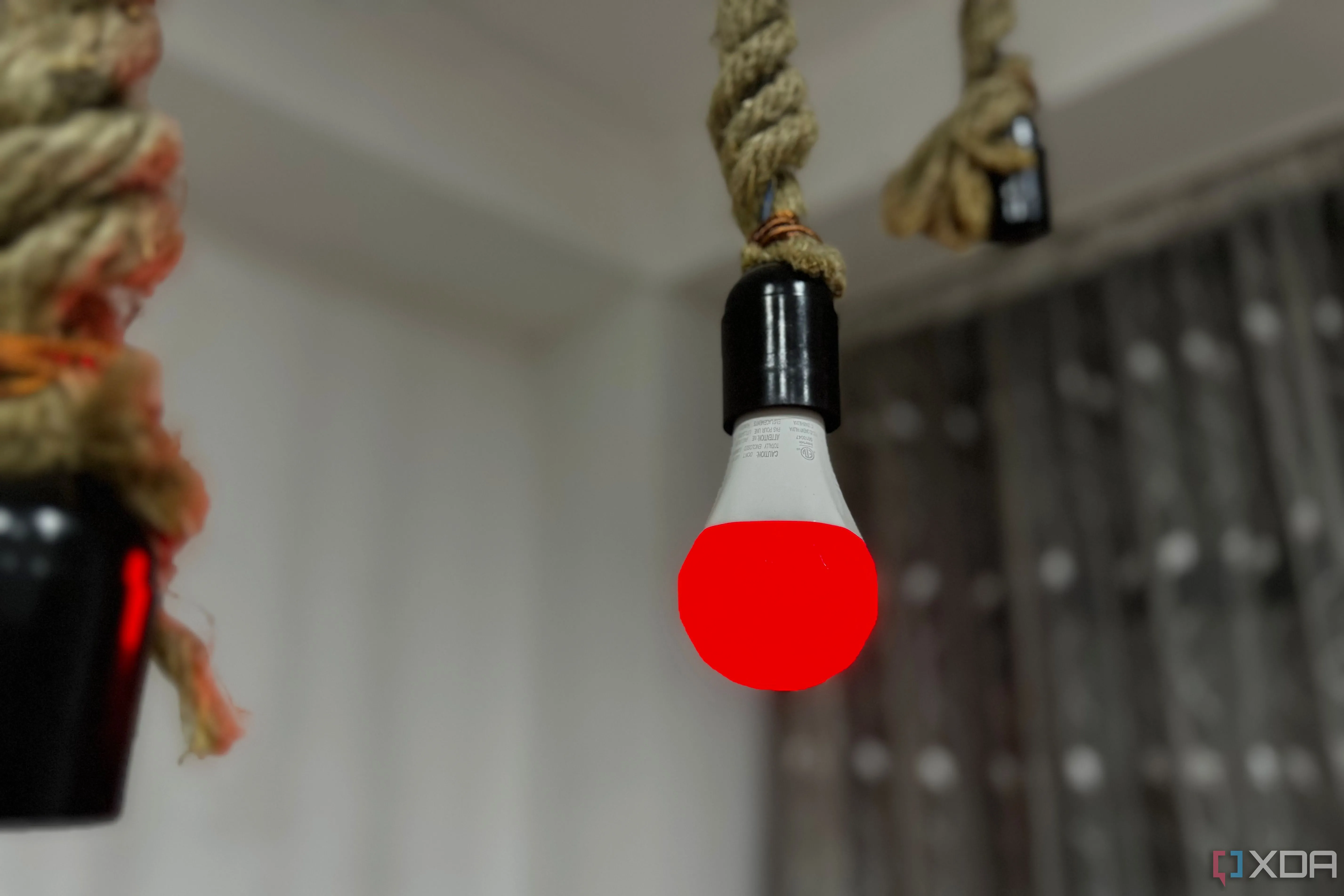 Bóng đèn thông minh Nanoleaf Essentials A19 | E26 sử dụng giao thức Zigbee, chiếu sáng màu đỏ