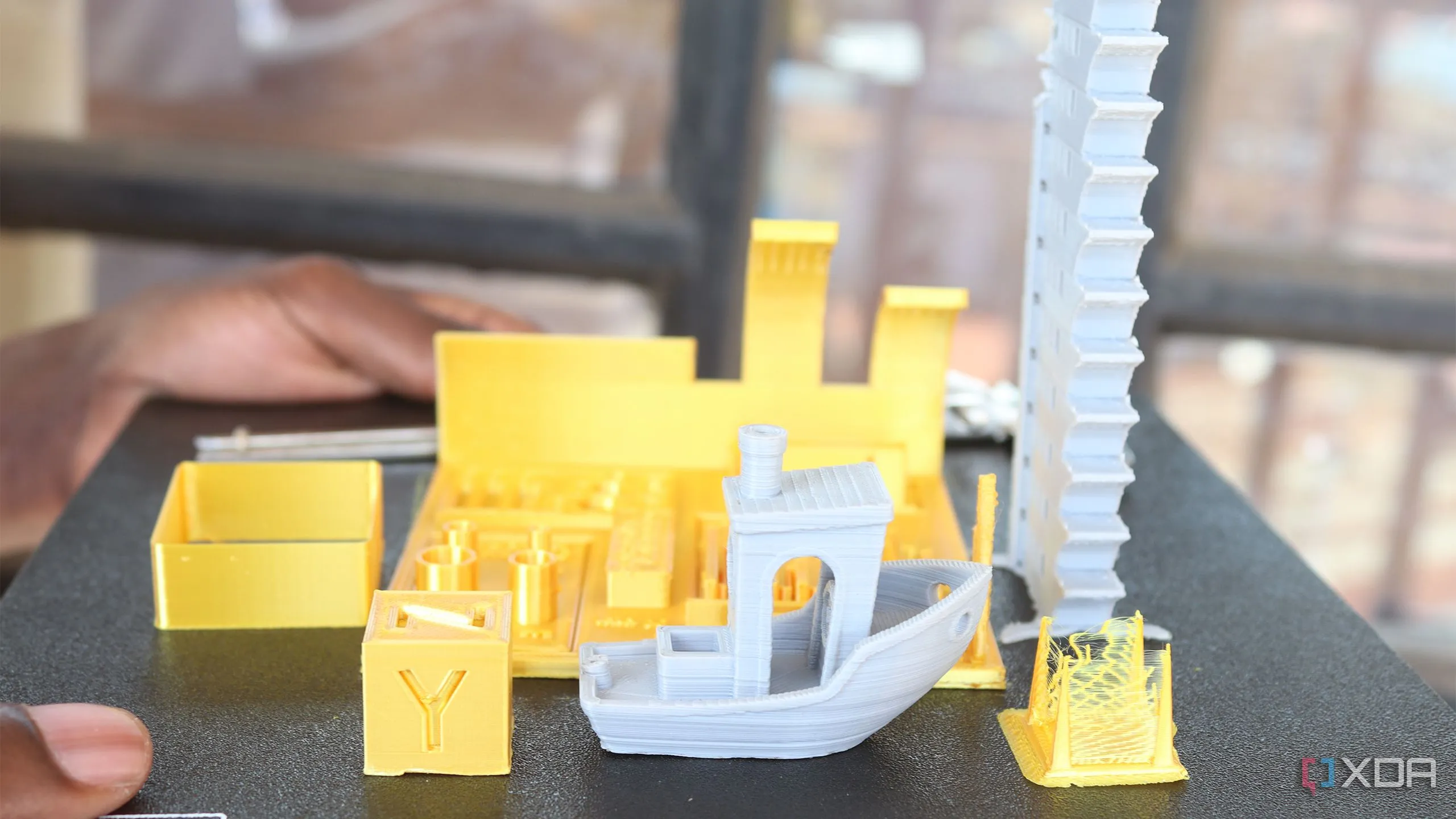 Các bản in 3D mẫu và thử nghiệm trên bàn máy in, biểu tượng của sự sáng tạo