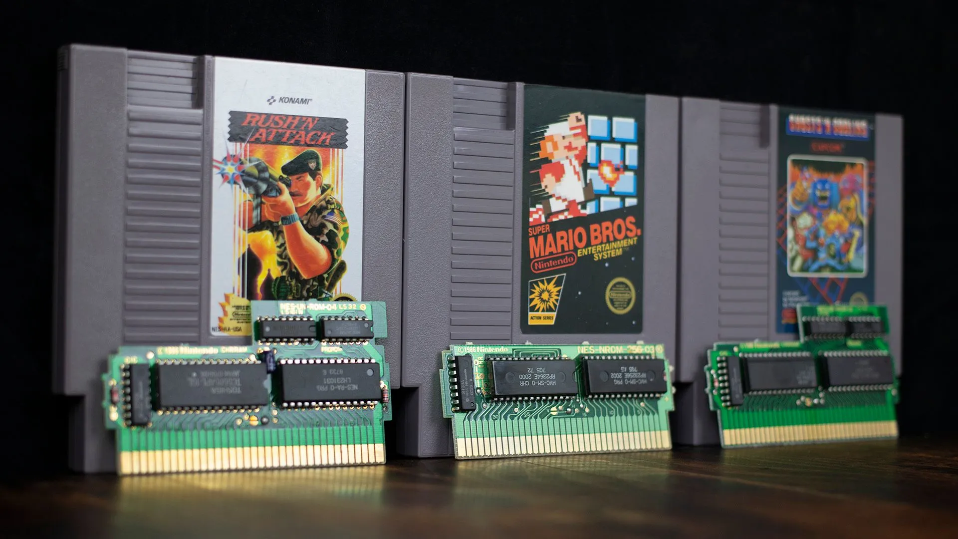 Các băng game NES và bo mạch bên trong, biểu tượng của một kỷ nguyên vàng trong lịch sử phát triển trò chơi điện tử.