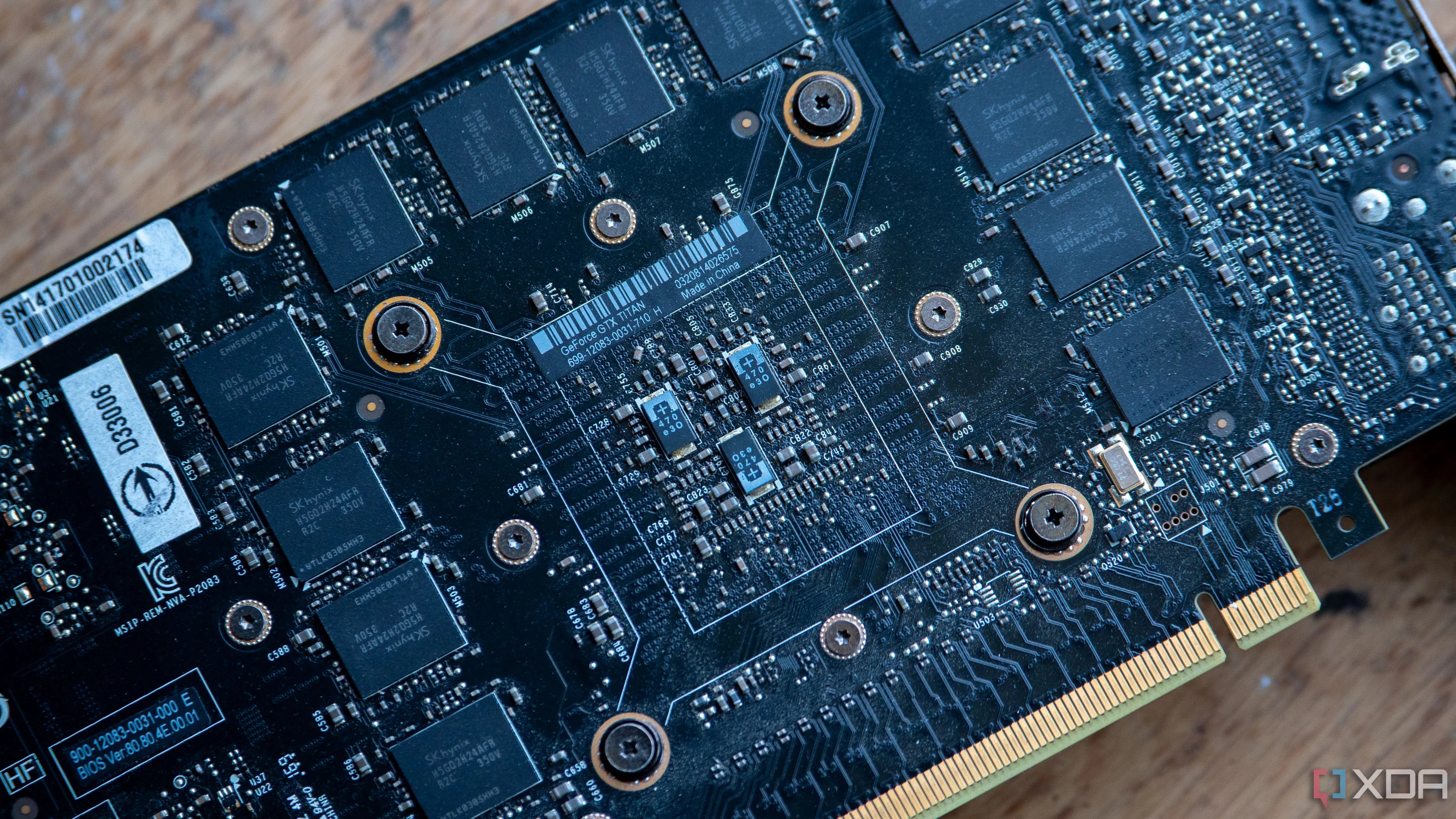 Các chip nhớ trên mặt sau của card đồ họa Nvidia GeForce GTX Titan nguyên bản
