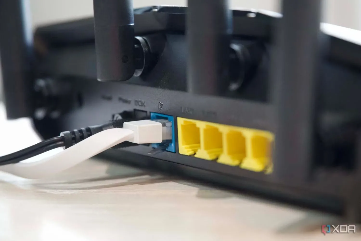 Các cổng Ethernet và ăng-ten của router Asus RT-AX57, minh họa sự chuyển đổi từ kết nối có dây sang không dây hiệu quả
