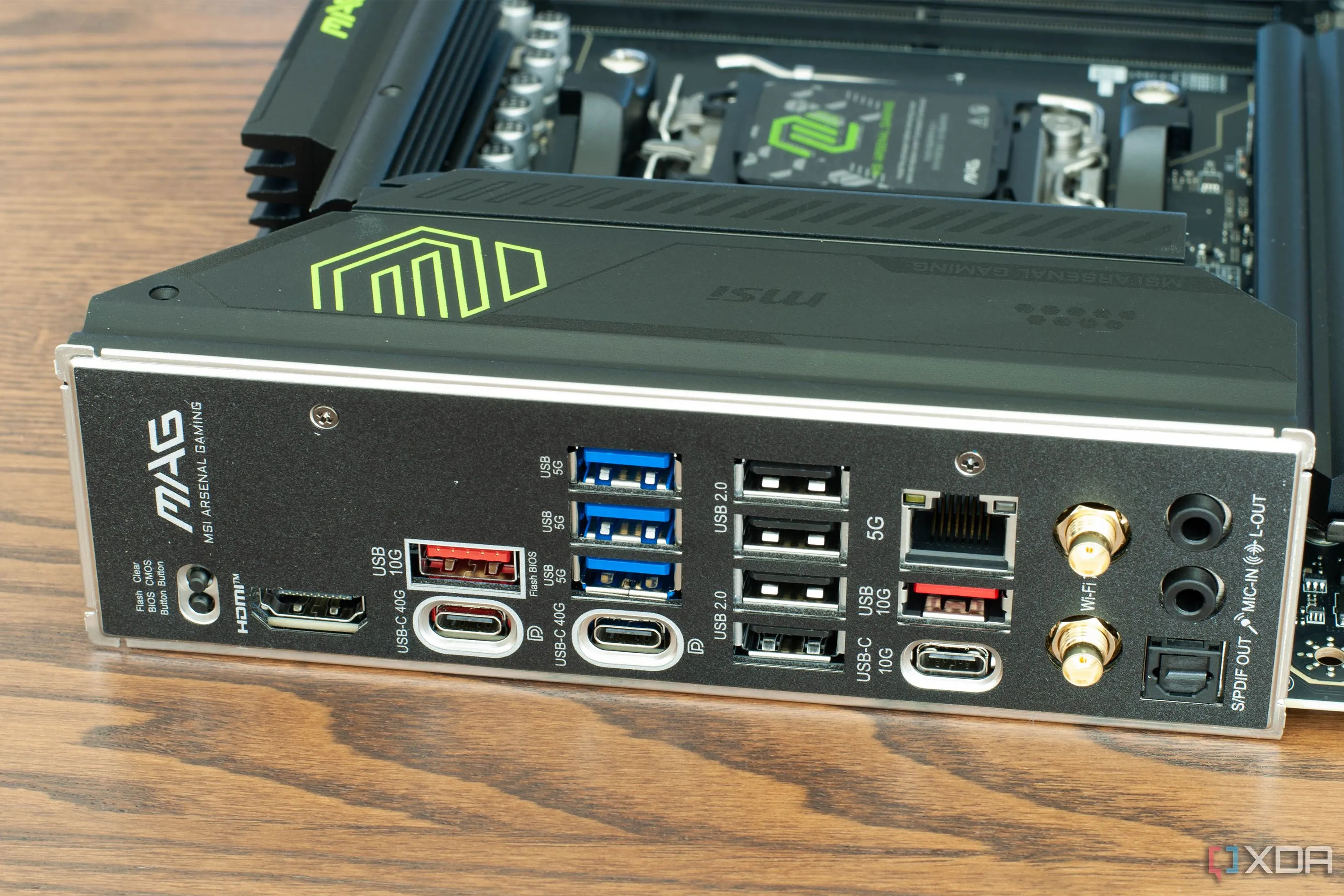 Các cổng kết nối RAM và I/O trên bo mạch chủ MSI MAG X870E Tomahawk Wifi