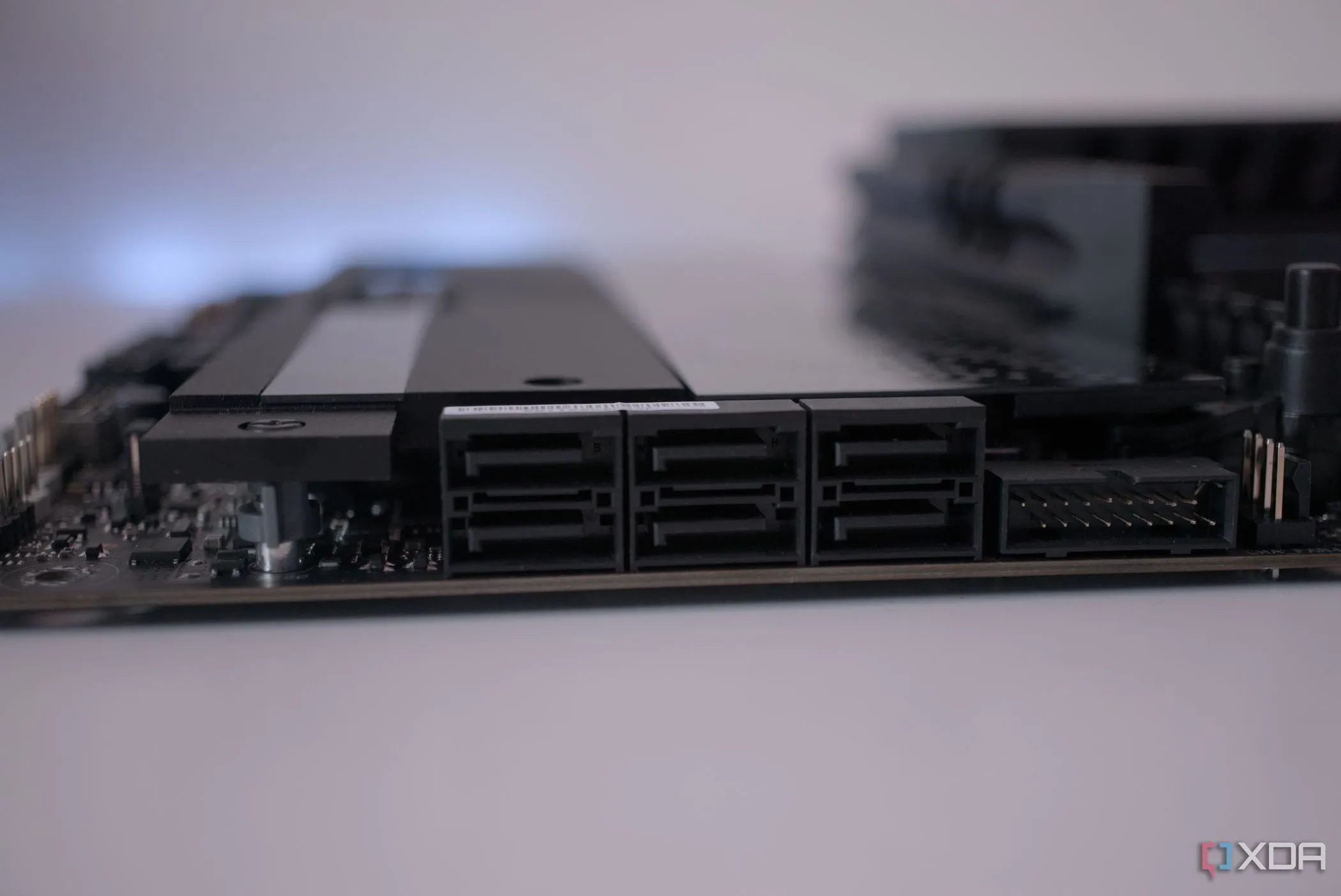 Các cổng SATA tích hợp trên bo mạch chủ ASUS ROG Crosshair X670E Hero, cho thấy khả năng kết nối ổ cứng không cần card RAID riêng
