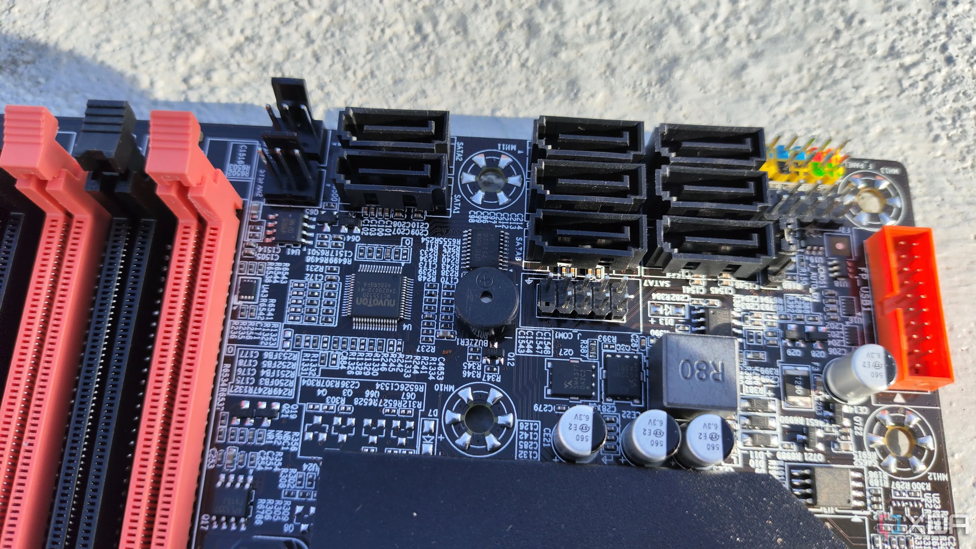 Các cổng SATA trên một bo mạch chủ X99