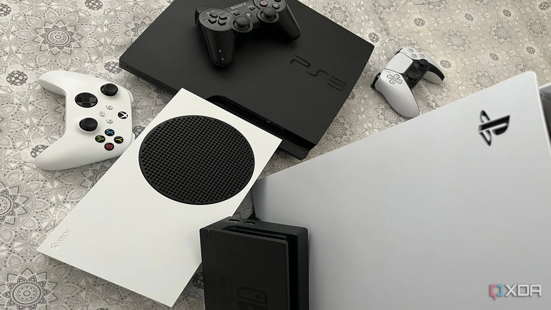 Các console PS5, Xbox Series X, Switch dock và PS3