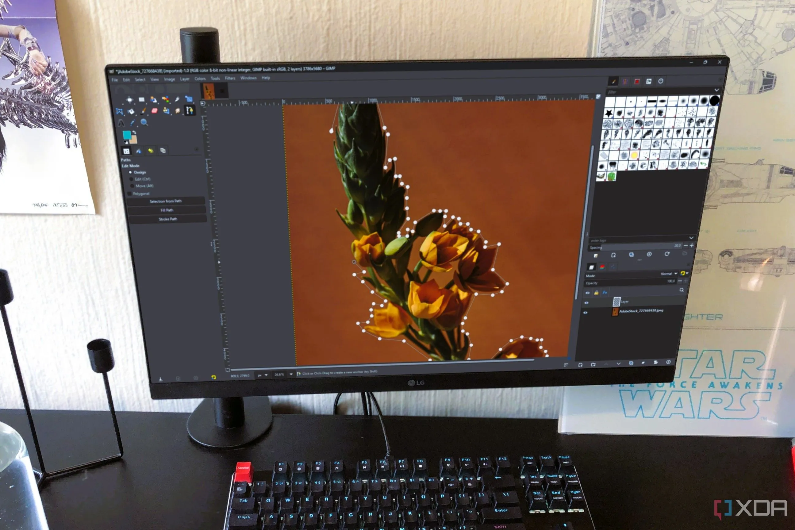 Các cửa sổ chỉnh sửa của GIMP hiển thị trên máy tính, minh họa cho tính năng chuyên nghiệp của phần mềm mã nguồn mở
