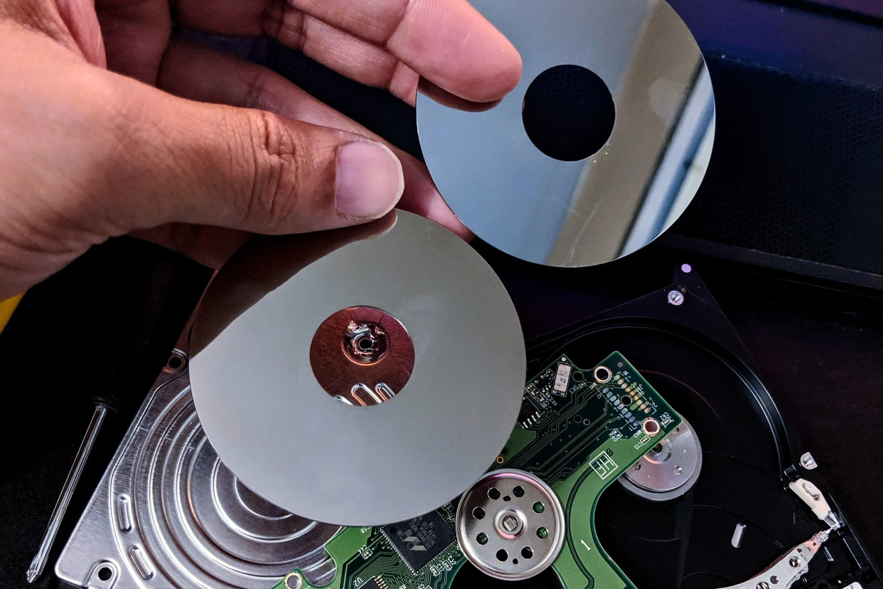 Các đĩa cứng (platters) đã được tháo rời khỏi một ổ đĩa cứng laptop, phơi bày bề mặt ghi dữ liệu