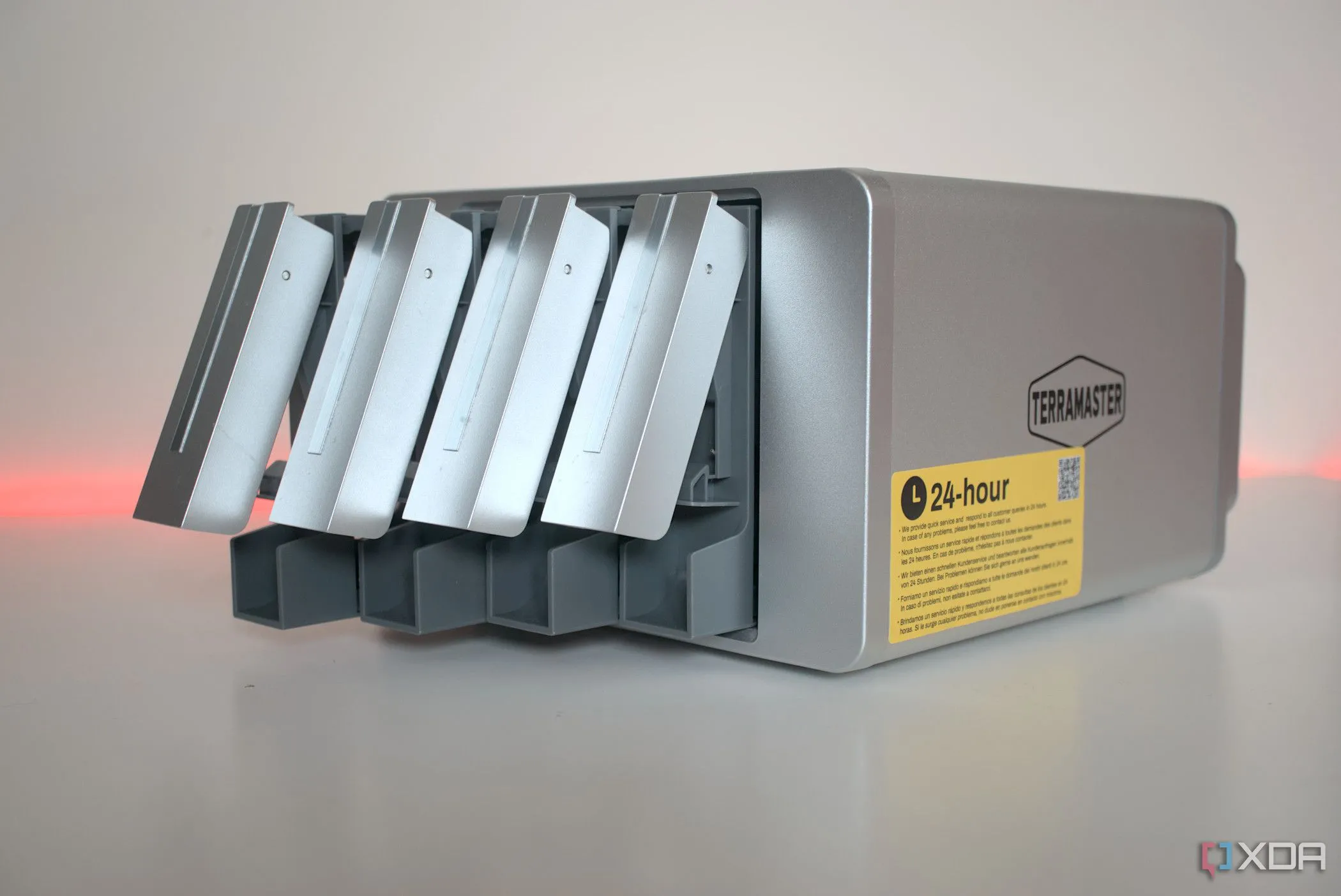 Các khay ổ đĩa của thiết bị NAS TerraMaster F4-423, nhấn mạnh khả năng lưu trữ và sao lưu dữ liệu toàn diện trên các hệ thống NAS.