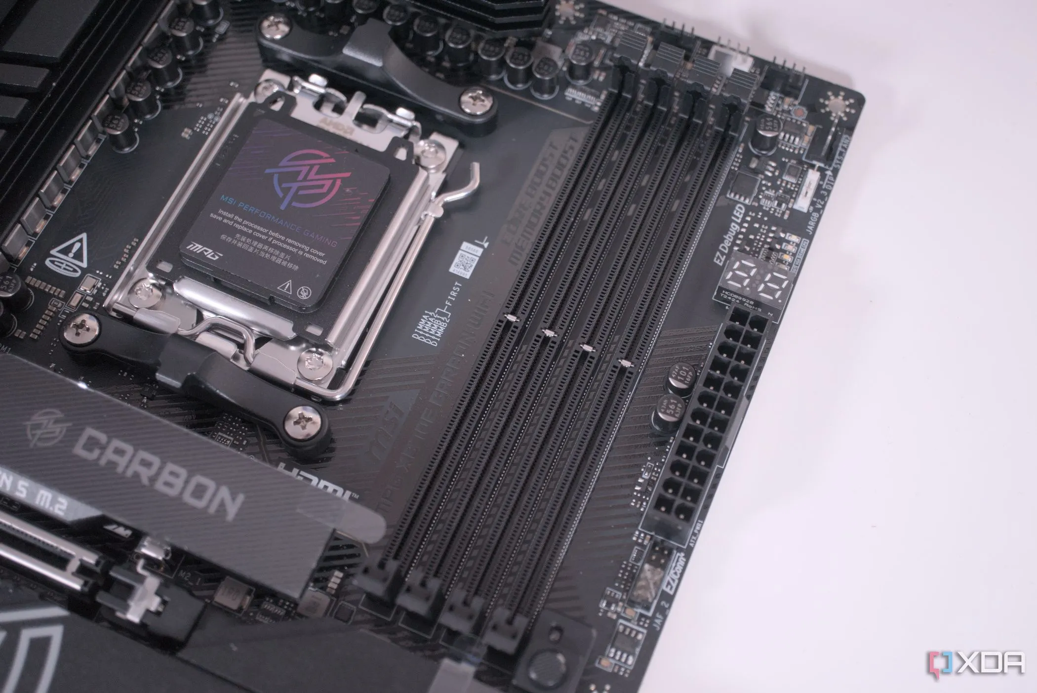 Các khe cắm DIMM RAM DDR5 trên bo mạch chủ MSI MPG X870E Carbon WiFi, minh họa sự cần thiết của bo mạch chủ mới để hỗ trợ RAM DDR5.