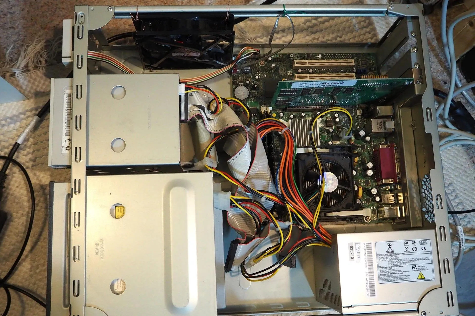 Các linh kiện bên trong một chiếc máy tính PC cũ, gợi nhớ về thời kỳ các ổ cứng HDD và phần cứng khác đã từng phổ biến.