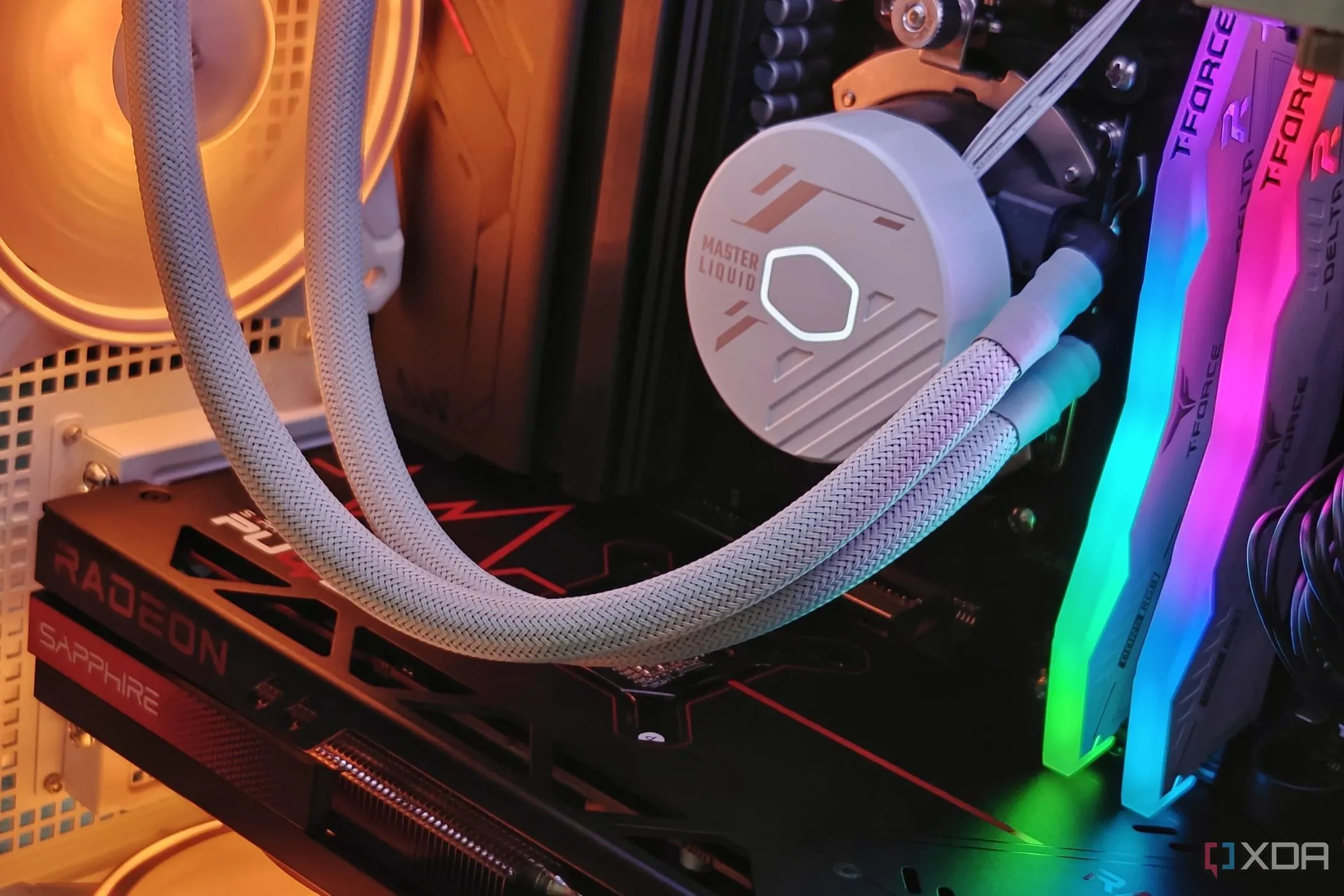 Các linh kiện bên trong một chiếc PC chơi game được trang trí đèn RGB, thể hiện hiệu năng máy tính.