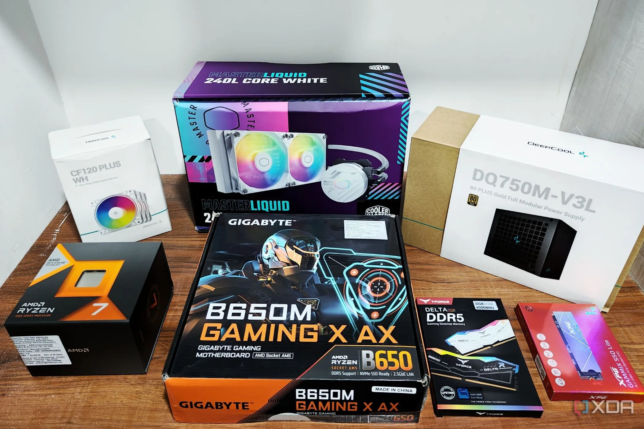 Các linh kiện PC gaming mới nguyên hộp trên bàn, chuẩn bị cho quá trình lắp ráp.