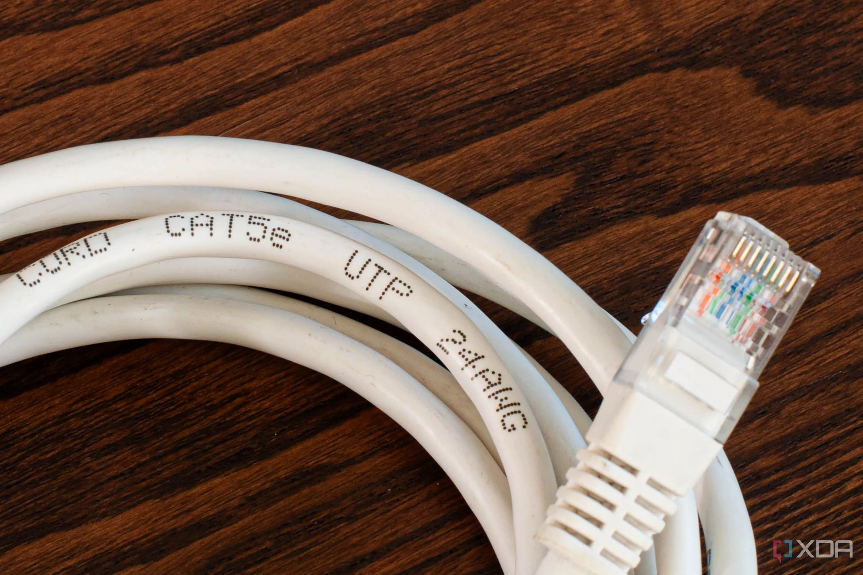 Các loại cáp Ethernet khác nhau như Cat5e, Cat6 và Cat7 với các nhãn phân biệt, minh họa sự đa dạng về tiêu chuẩn và hiệu suất