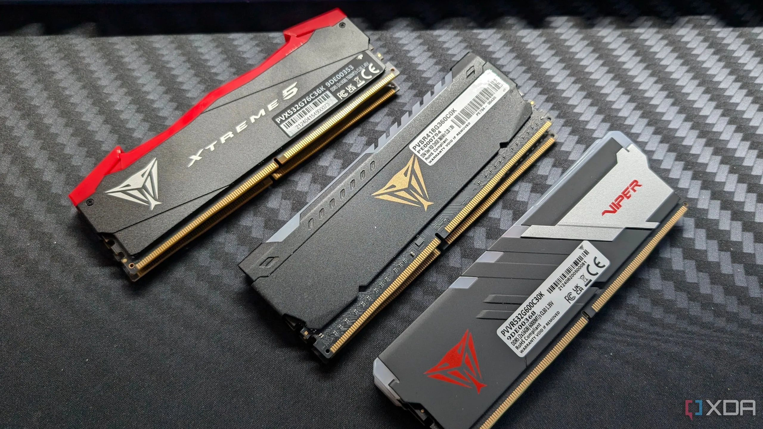 Các mô-đun bộ nhớ RAM DDR4 và DDR5 của Patriot trên bàn làm việc