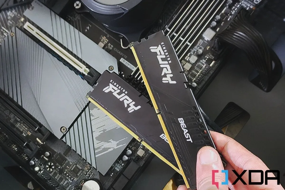 Các mô-đun RAM DDR5 Kingston Fury Beast màu đen, đại diện cho các lựa chọn bộ nhớ hiệu suất cao nhưng không nhất thiết phải đắt đỏ.